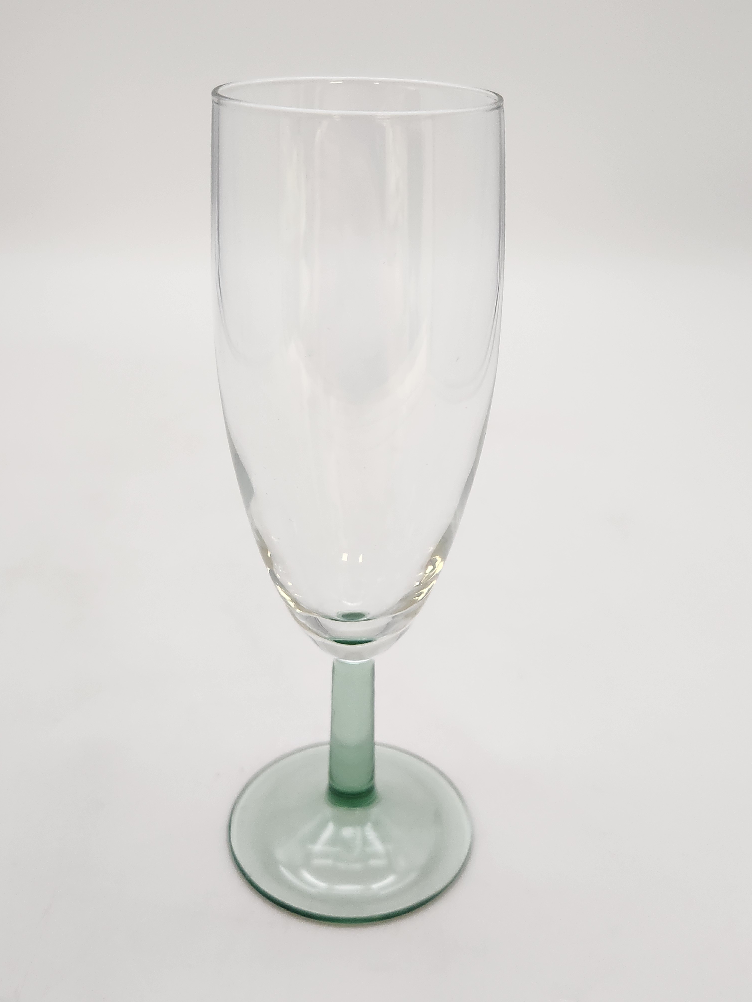 Voir photo 7 de Carafe à vin en verre de couleur verte avec ses formes géométriques accompagné de ses quatre verres à champagne Carafe à vin en verre de couleur verte avec ses formes géométriques accompagné de ses quatre verres à champagne Très bon état reconditionné photo 7