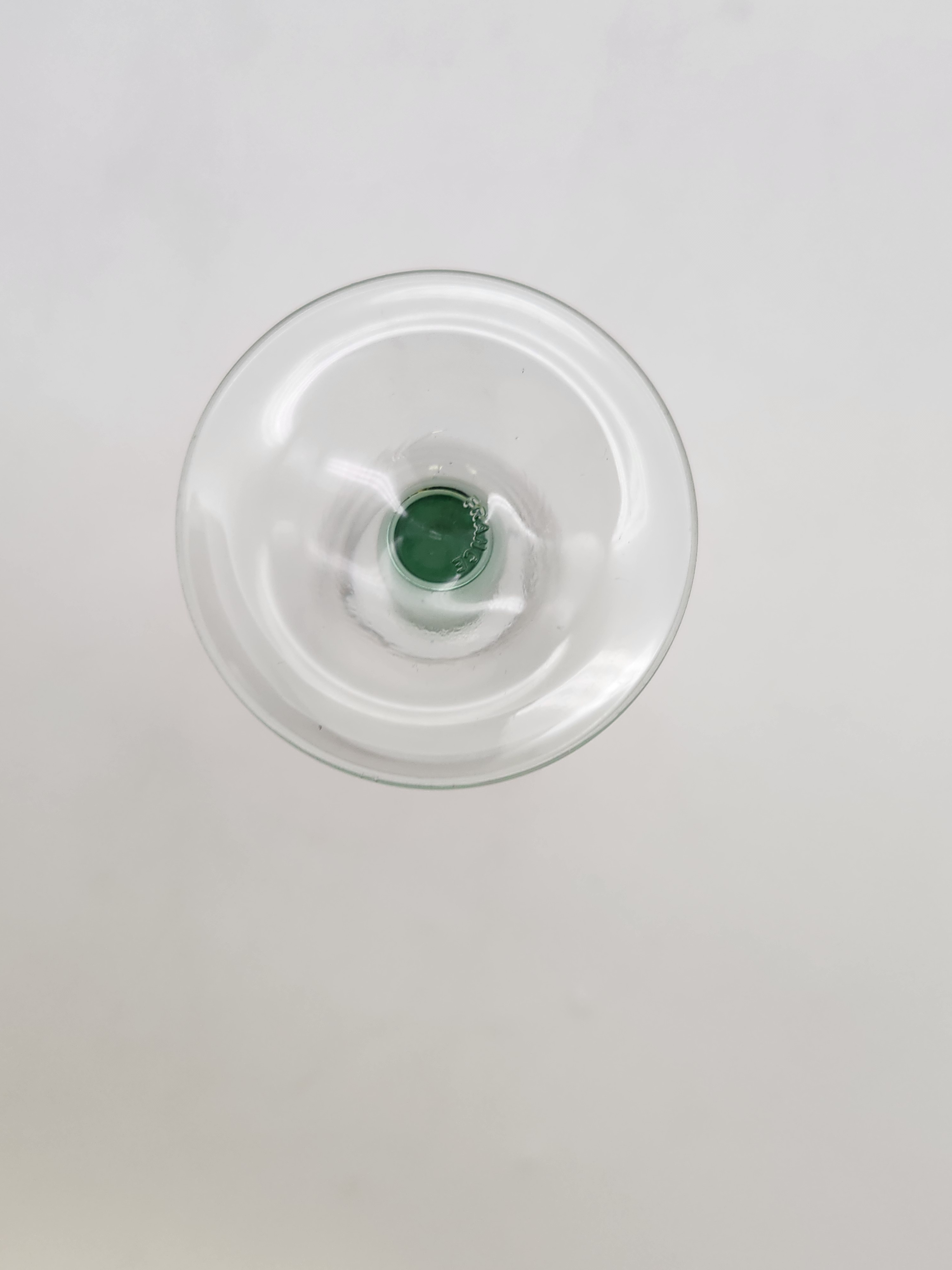 Voir photo 9 de Carafe à vin en verre de couleur verte avec ses formes géométriques accompagné de ses quatre verres à champagne Carafe à vin en verre de couleur verte avec ses formes géométriques accompagné de ses quatre verres à champagne Très bon état reconditionné photo 9