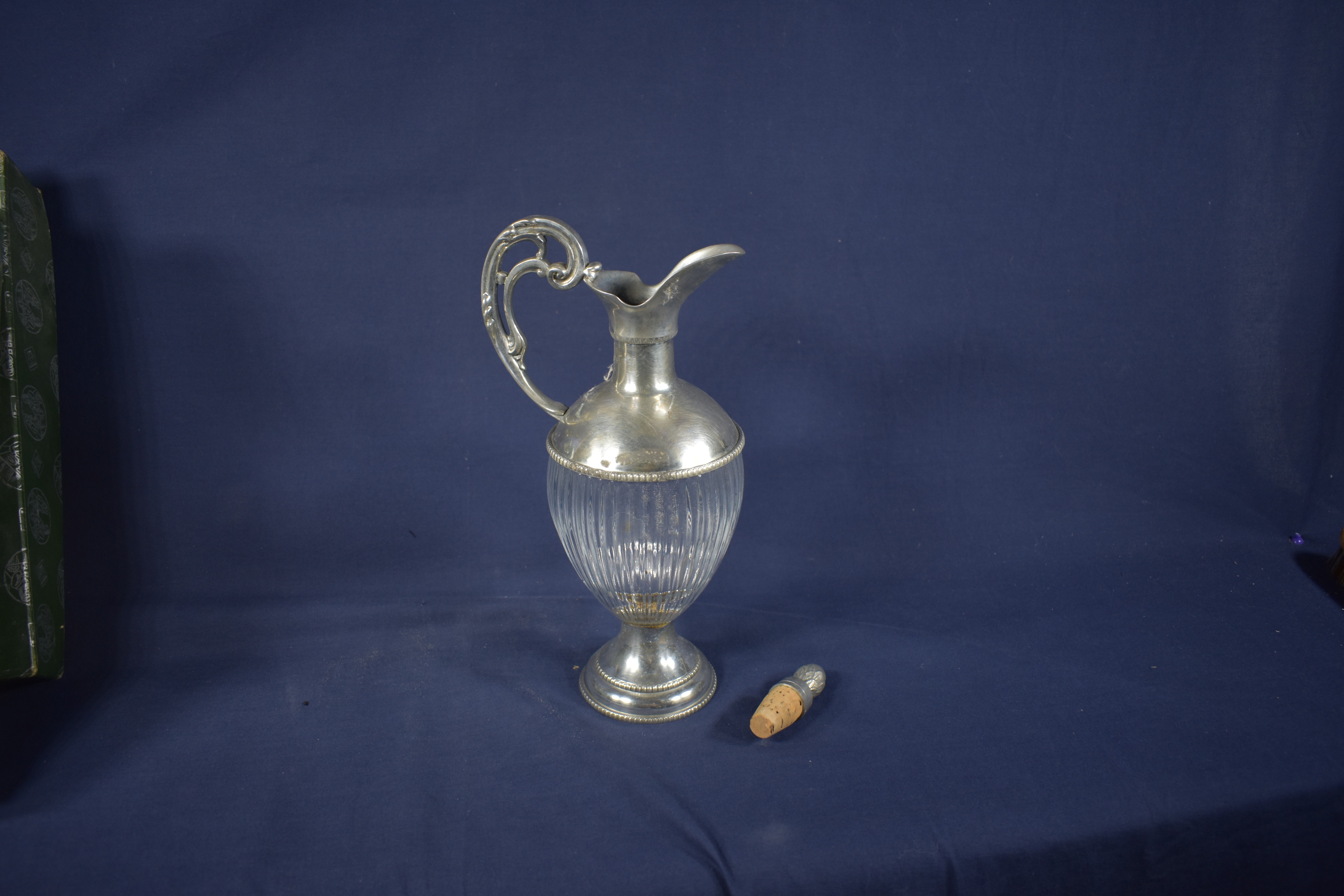 Voir photo 3 de Carafe à vin "Vintage" dans sa boite d'origine avec bouchon, hauteur 29, largeur 15 et longueur 30 cm. Carafe à vin "Vintage" dans sa boite d'origine avec bouchon, hauteur 29, largeur 15 et longueur 30 cm. reconditionné photo 3