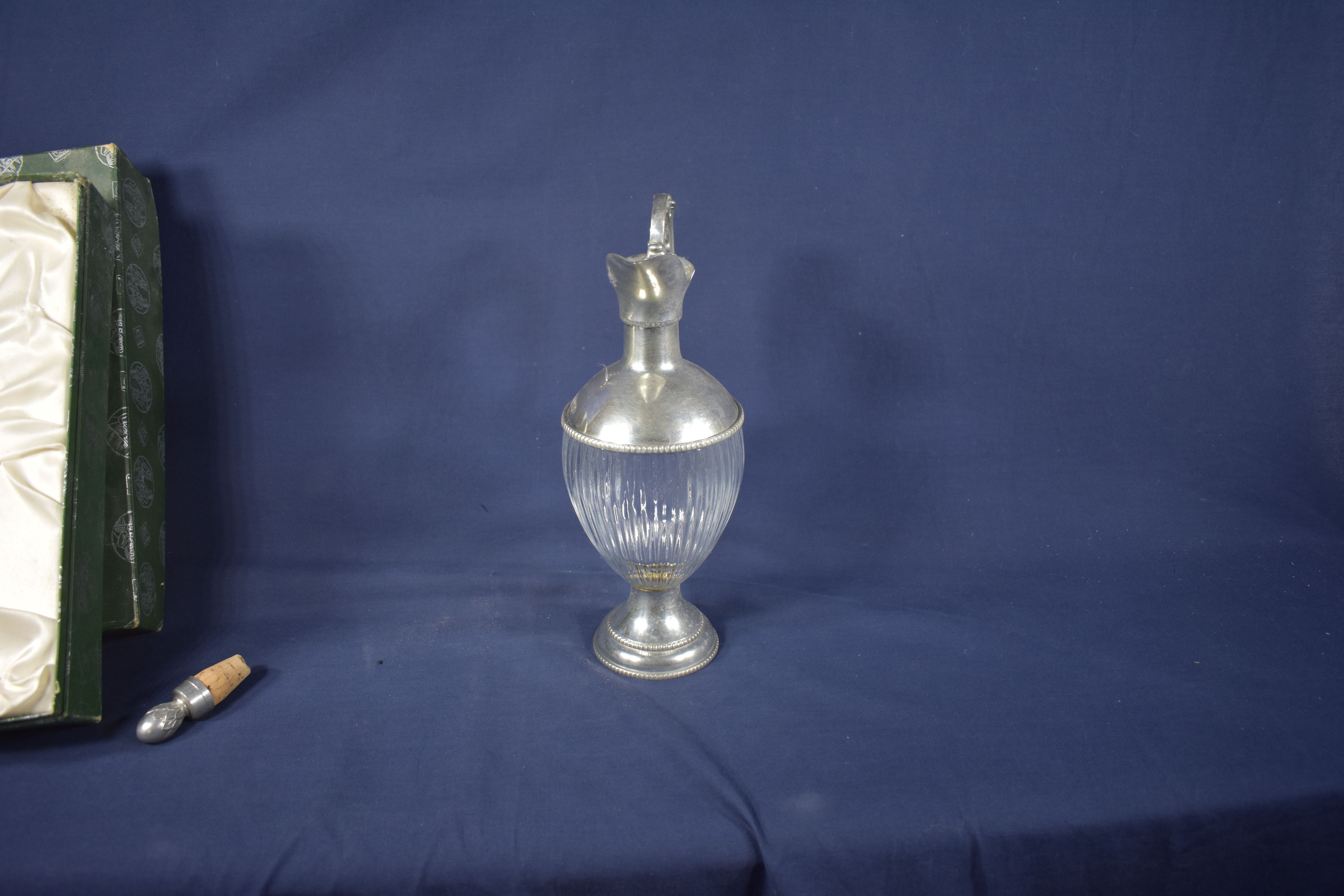 Voir photo 4 de Carafe à vin "Vintage" dans sa boite d'origine avec bouchon, hauteur 29, largeur 15 et longueur 30 cm. Carafe à vin "Vintage" dans sa boite d'origine avec bouchon, hauteur 29, largeur 15 et longueur 30 cm. reconditionné photo 4