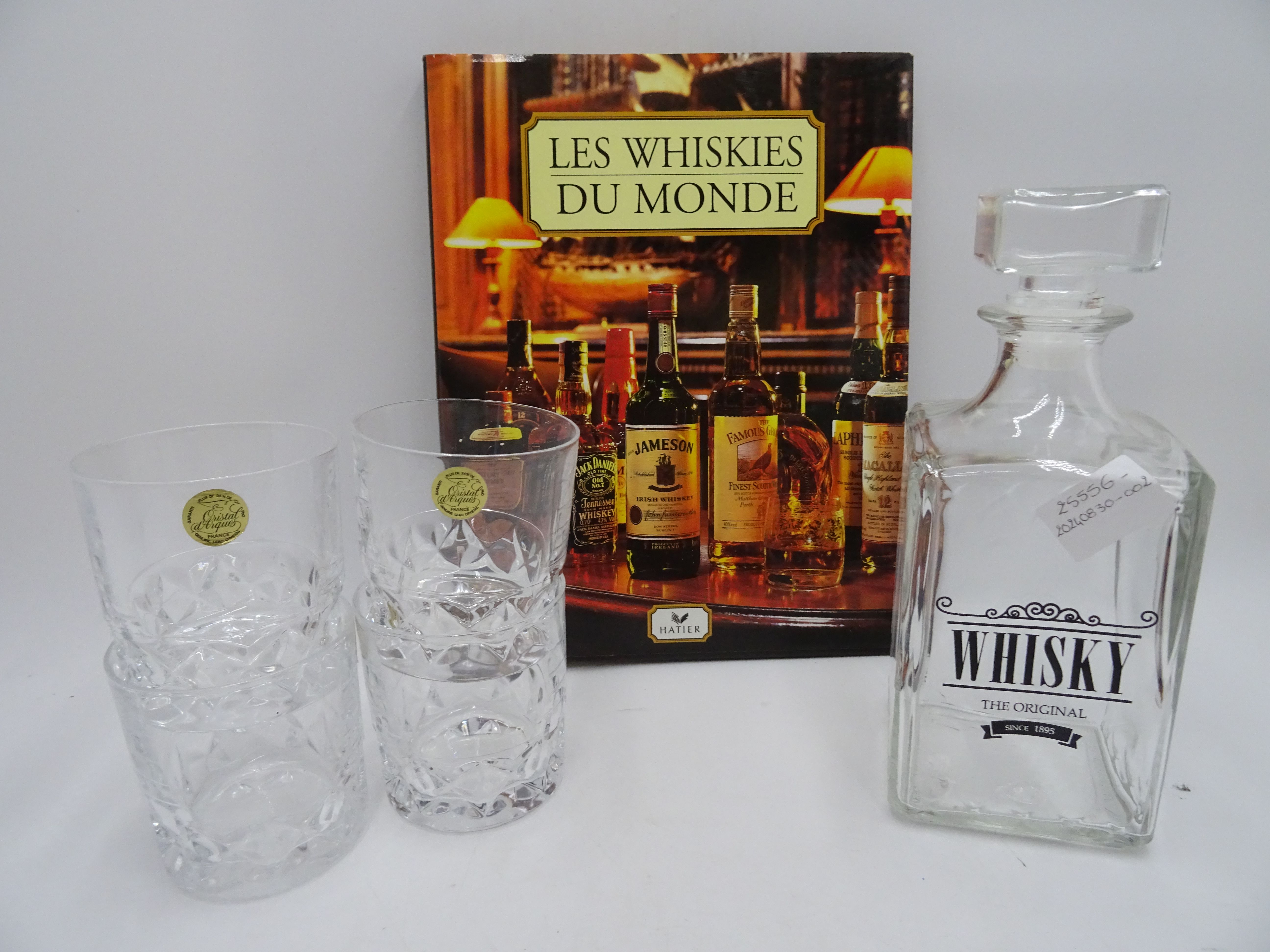 Carafe à Whisky, ses 4 verres et livre sur les whiskies du monde Bon état - 20,00 € Carafe à Whisky, ses 4 verres et livre sur les whiskies du monde Bon état reconditionné disponible sur Label Emmaüs