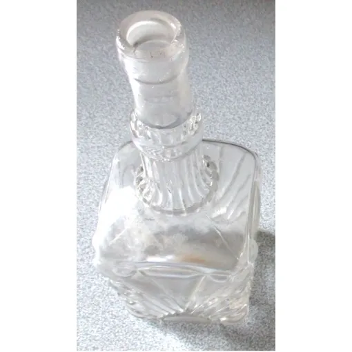 Carafe Ancienne En Verre Travaillé Et Au Long Col- Hauteur 22cm- Base 7.5x7.5x10cm-Sans Bouchon- Non Utilisée Depuis Plus De 50 Ans- Non Nettoyée Bon état reconditionné disponible sur Rakuten
