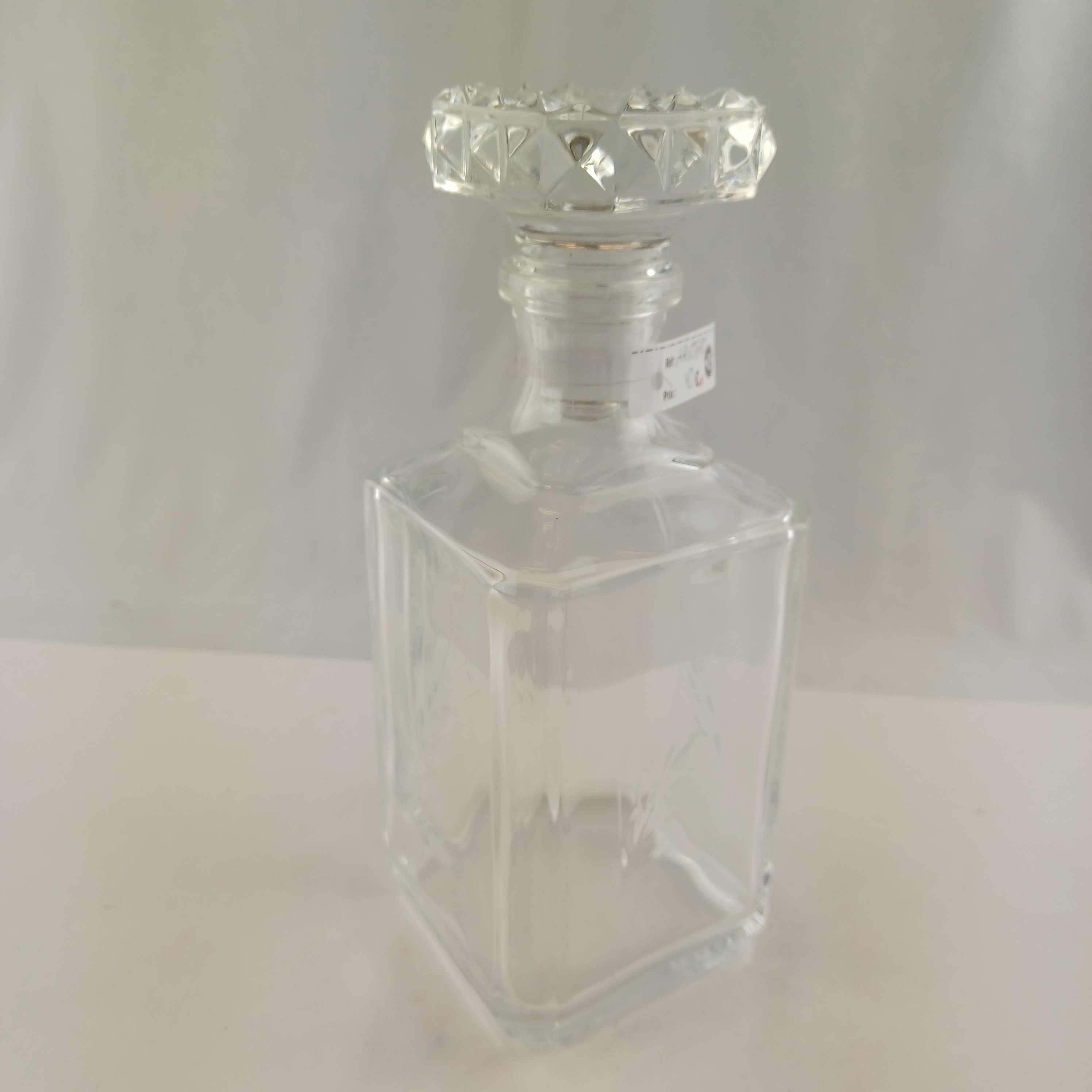 Voir photo 2 de Carafe de cristal gravée avec son bouchon d'origine de 25 cm Carafe de cristal gravée avec son bouchon d'origine de 25 cm Très bon état reconditionné photo 2