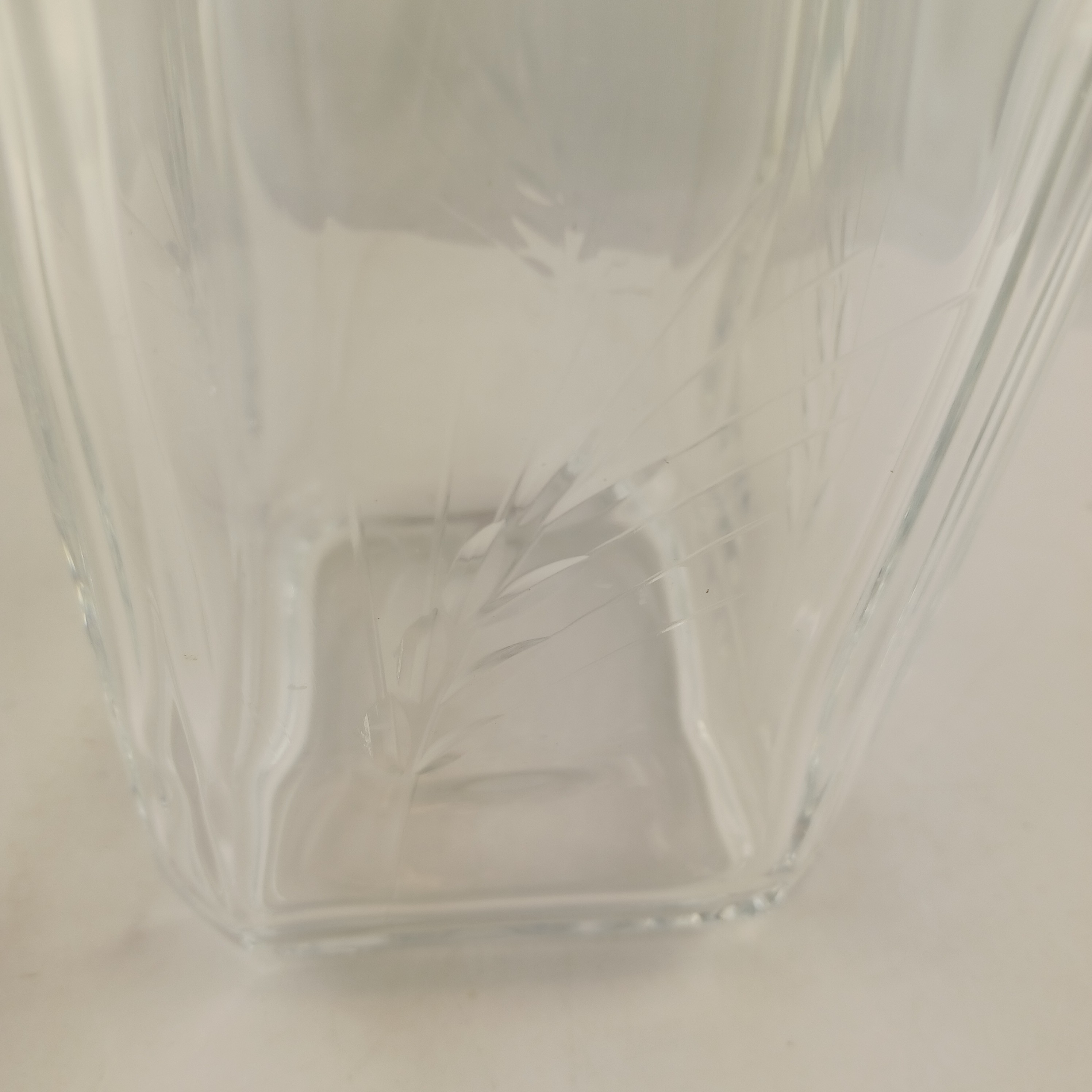 Voir photo 3 de Carafe de cristal gravée avec son bouchon d'origine de 25 cm Carafe de cristal gravée avec son bouchon d'origine de 25 cm Très bon état reconditionné photo 3
