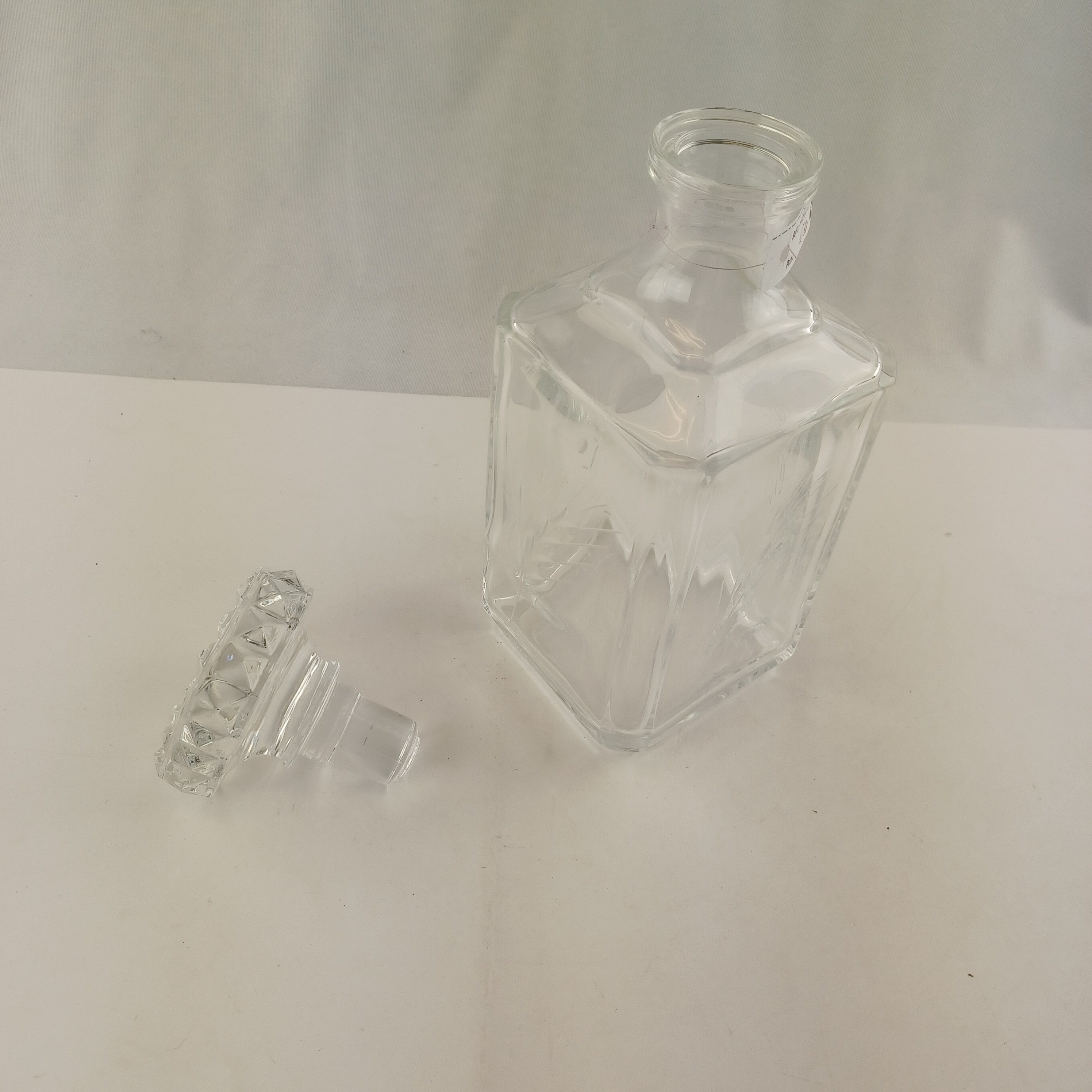Voir photo 4 de Carafe de cristal gravée avec son bouchon d'origine de 25 cm Carafe de cristal gravée avec son bouchon d'origine de 25 cm Très bon état reconditionné photo 4