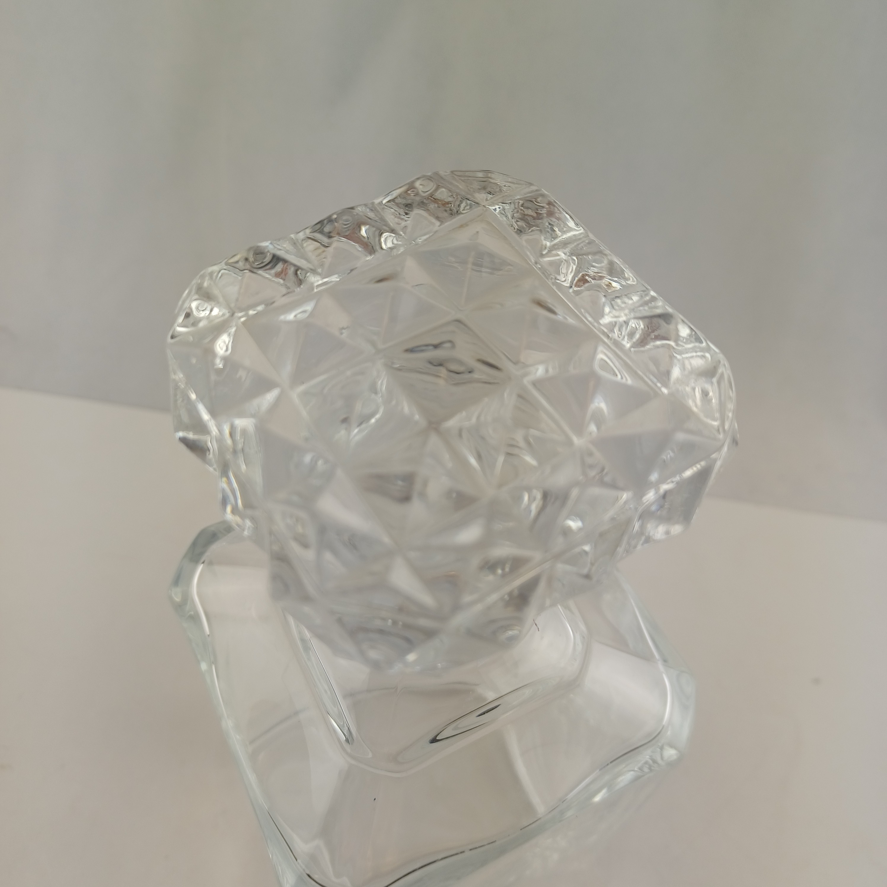 Voir photo 5 de Carafe de cristal gravée avec son bouchon d'origine de 25 cm Carafe de cristal gravée avec son bouchon d'origine de 25 cm Très bon état reconditionné photo 5