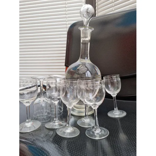 Carafe En Cristal Grave Avec 8 Petits Verres Bon état reconditionné disponible sur Rakuten