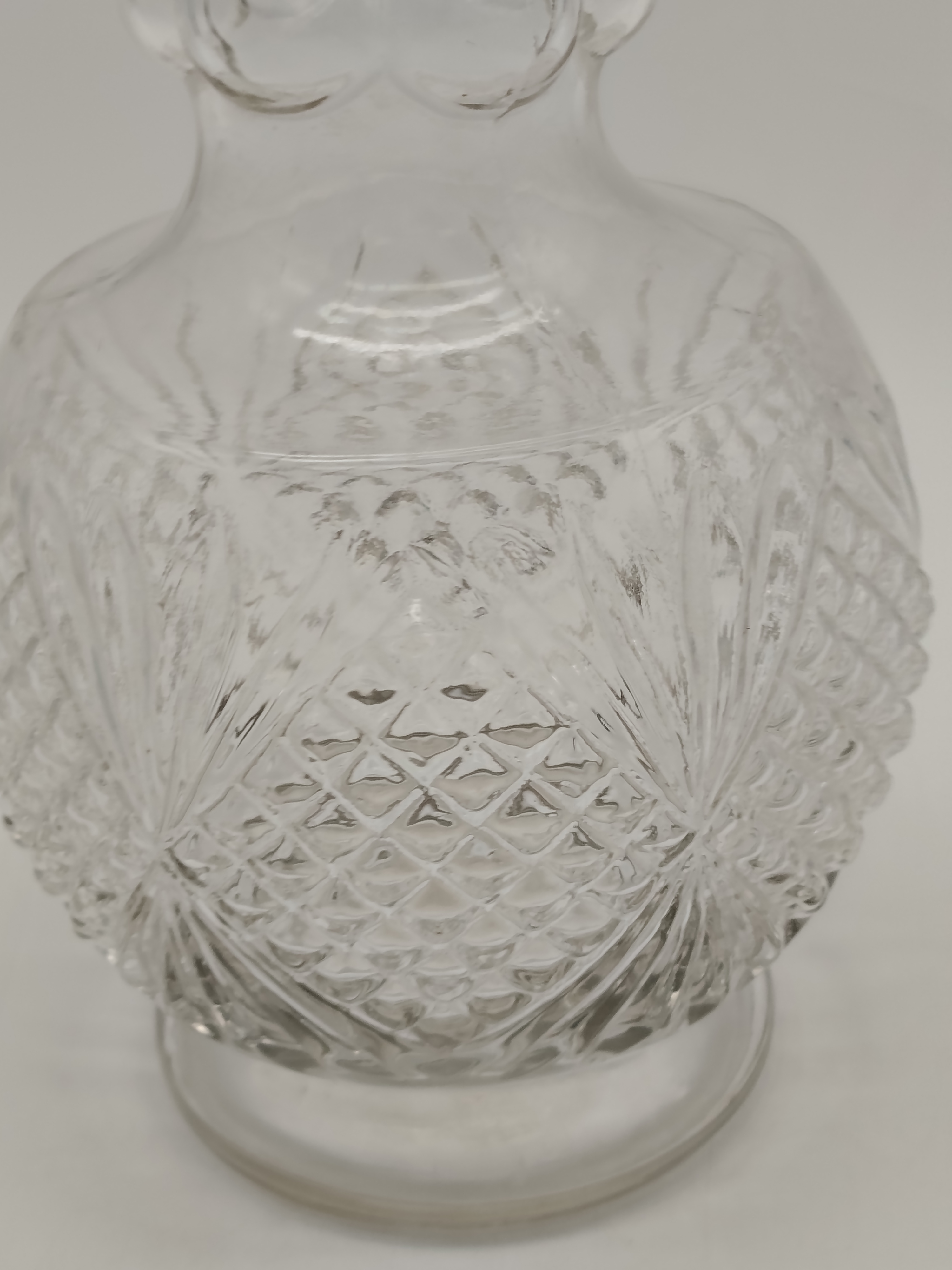 Voir photo 10 de Carafe galbée et long col en verre pressé moulé + 6 Verres à vin + 6 Verres à liqueur cristal d’Arques Carafe galbée et long col en verre pressé moulé + 6 Verres à vin + 6 Verres à liqueur cristal d’Arques Très bon état reconditionné photo 10