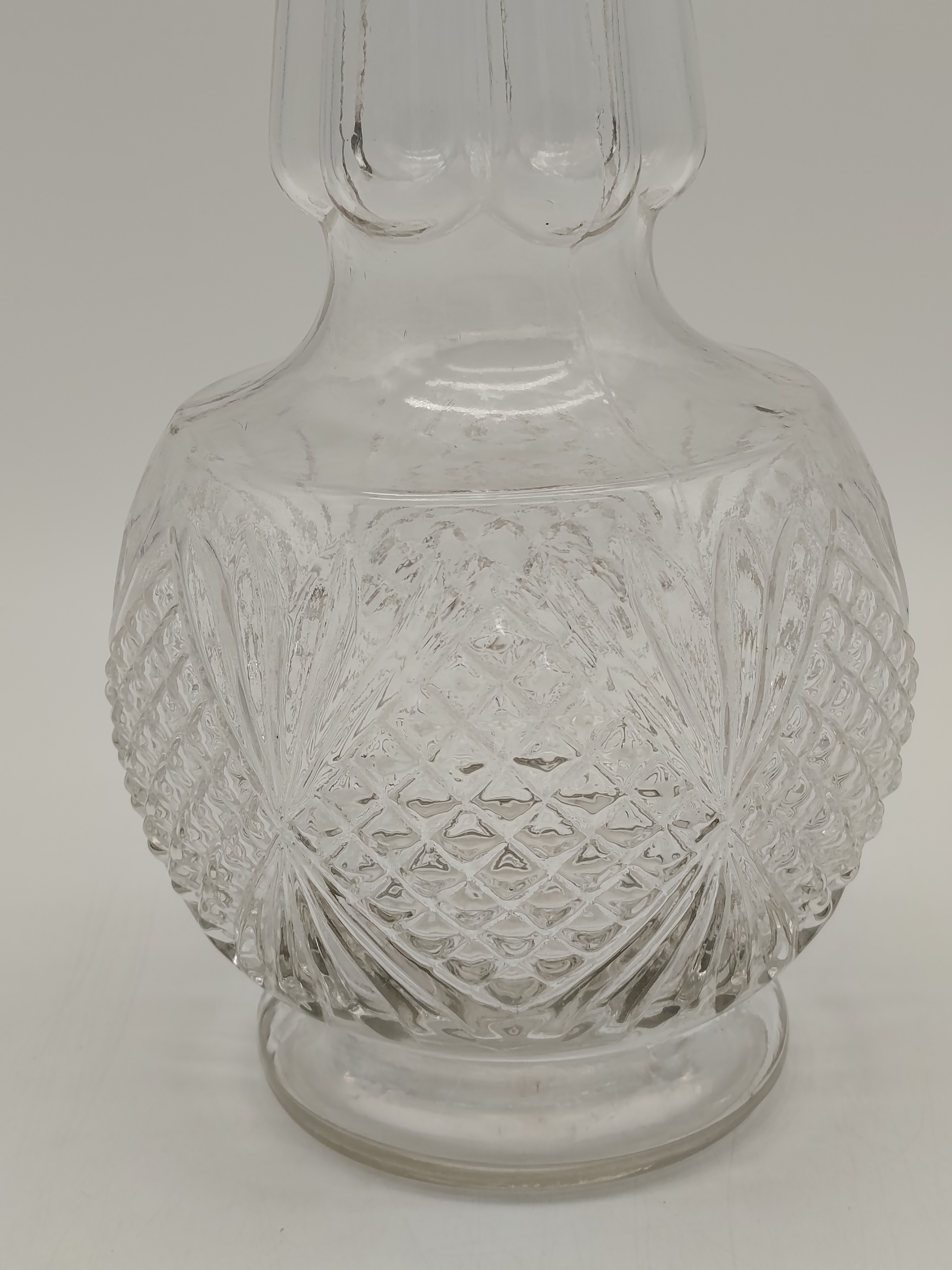 Voir photo 12 de Carafe galbée et long col en verre pressé moulé + 6 Verres à vin + 6 Verres à liqueur cristal d’Arques Carafe galbée et long col en verre pressé moulé + 6 Verres à vin + 6 Verres à liqueur cristal d’Arques Très bon état reconditionné photo 12