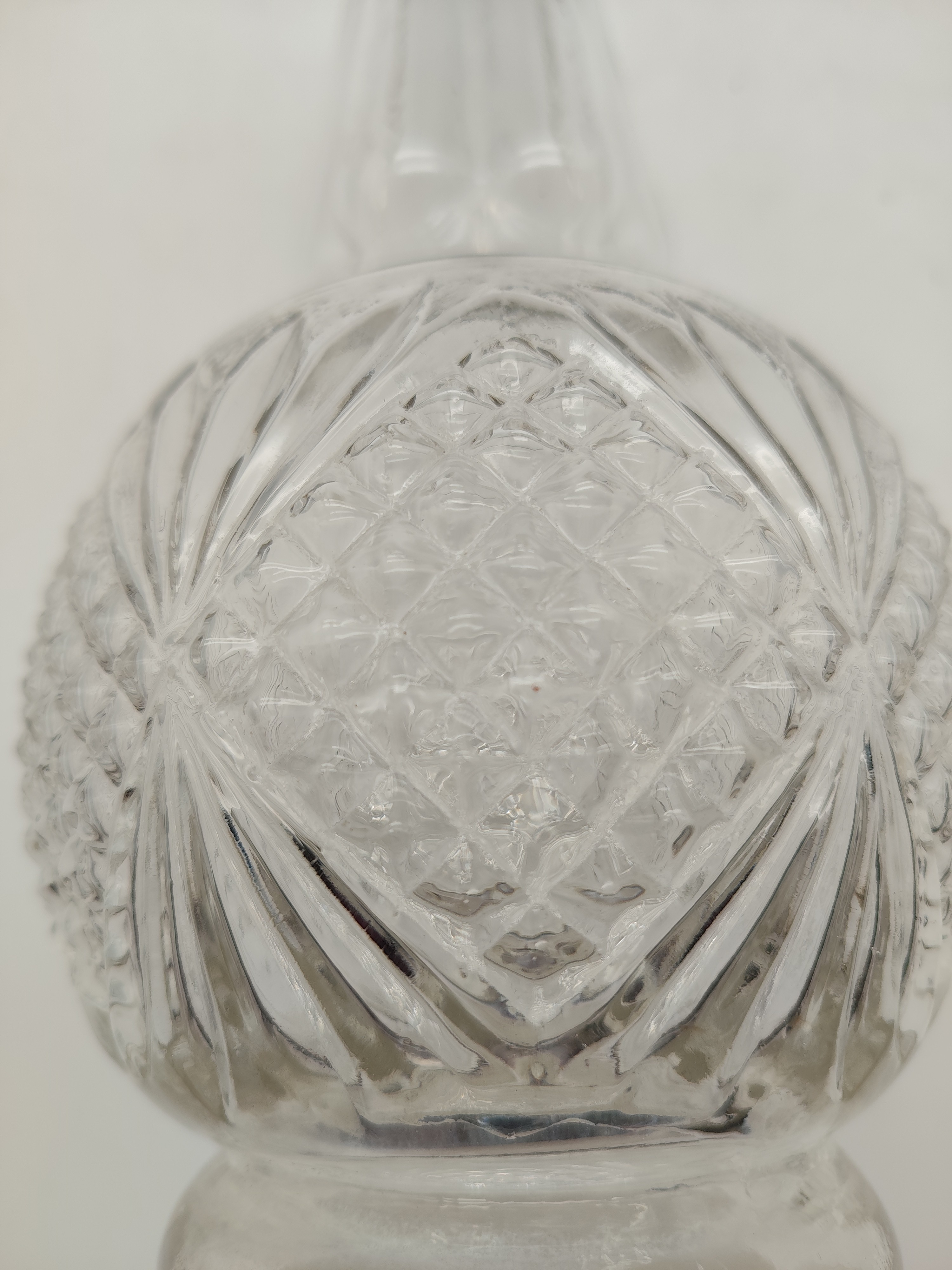 Voir photo 14 de Carafe galbée et long col en verre pressé moulé + 6 Verres à vin + 6 Verres à liqueur cristal d’Arques Carafe galbée et long col en verre pressé moulé + 6 Verres à vin + 6 Verres à liqueur cristal d’Arques Très bon état reconditionné photo 14