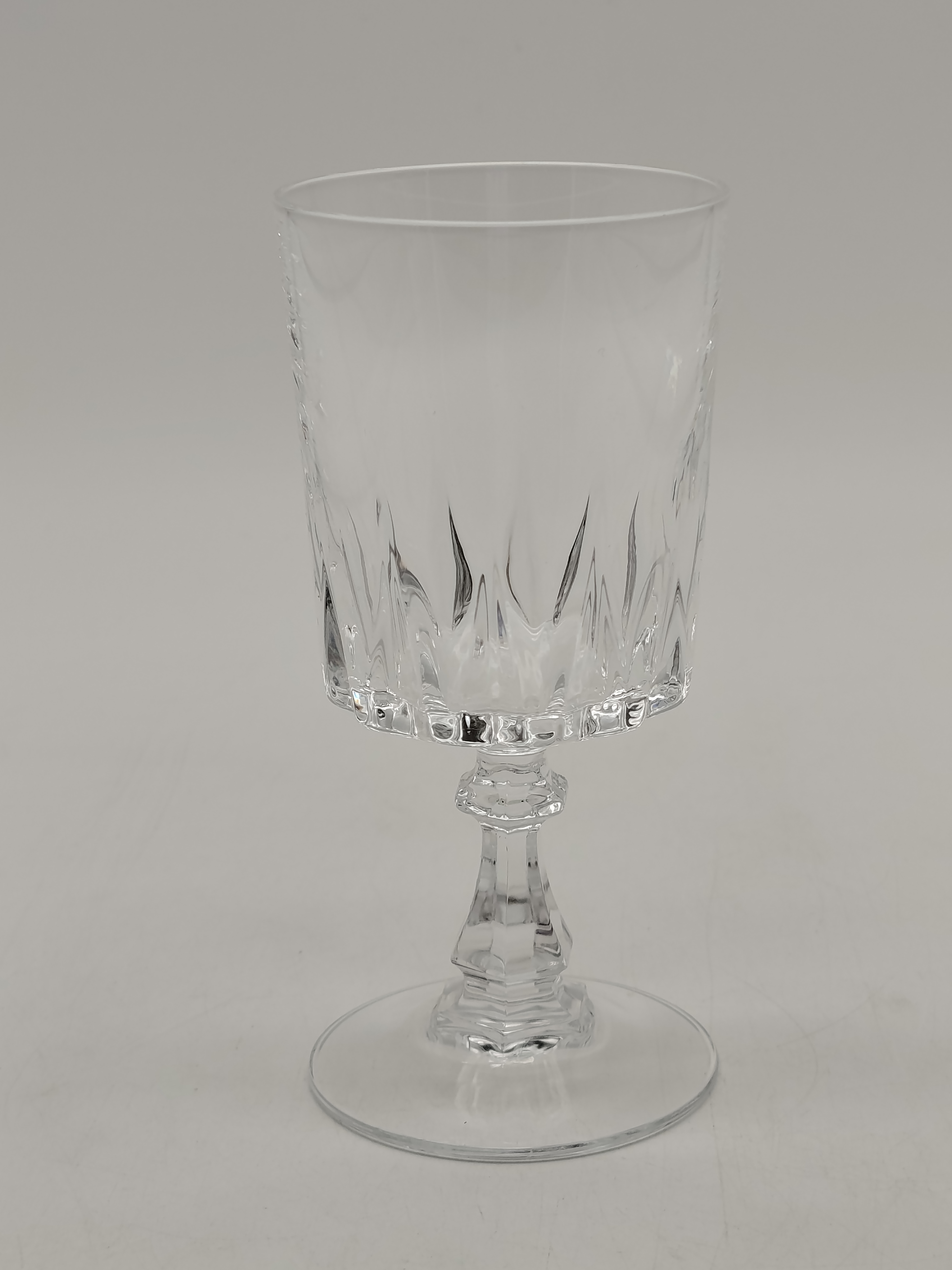 Voir photo 16 de Carafe galbée et long col en verre pressé moulé + 6 Verres à vin + 6 Verres à liqueur cristal d’Arques Carafe galbée et long col en verre pressé moulé + 6 Verres à vin + 6 Verres à liqueur cristal d’Arques Très bon état reconditionné photo 16