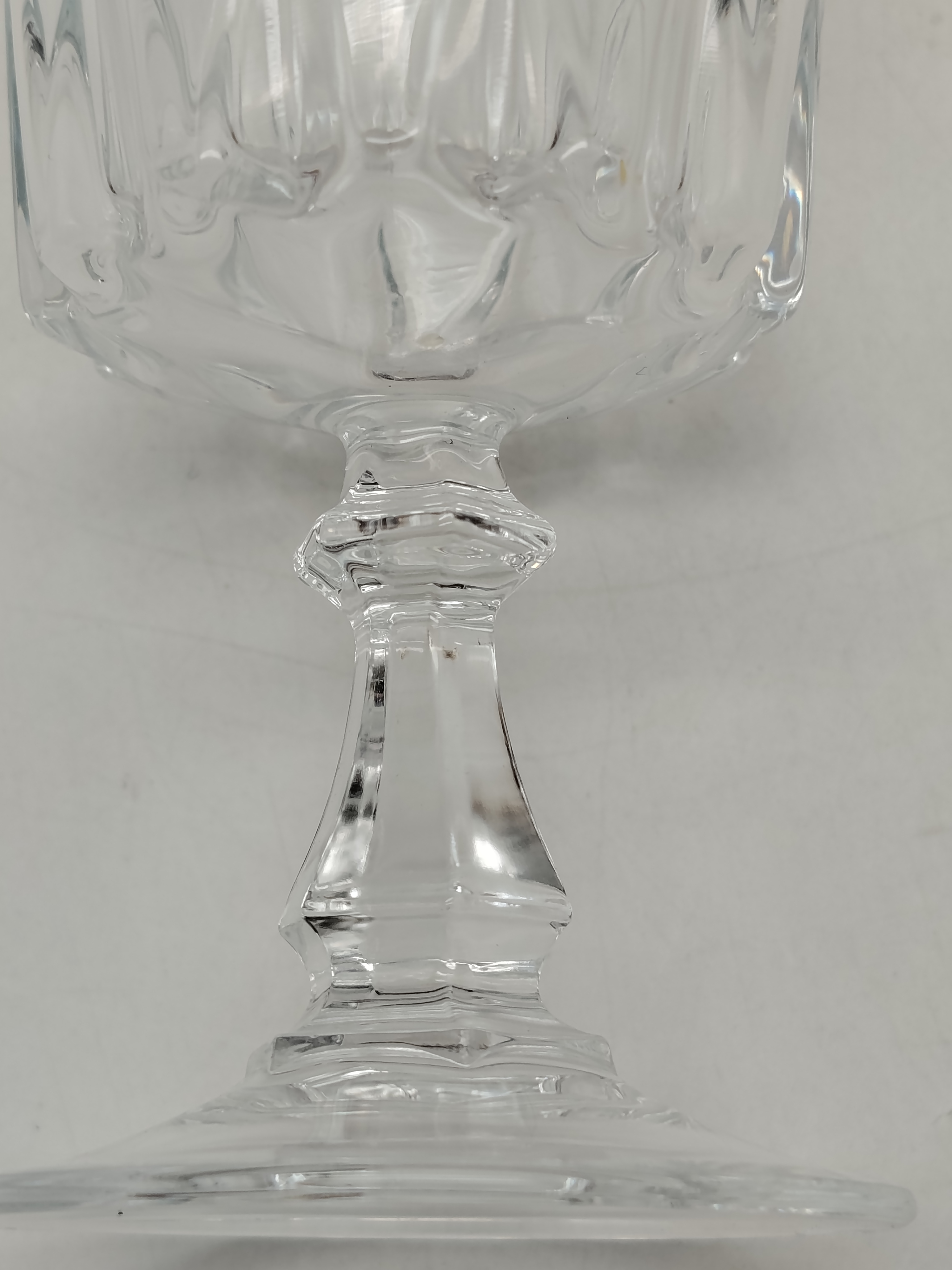 Voir photo 18 de Carafe galbée et long col en verre pressé moulé + 6 Verres à vin + 6 Verres à liqueur cristal d’Arques Carafe galbée et long col en verre pressé moulé + 6 Verres à vin + 6 Verres à liqueur cristal d’Arques Très bon état reconditionné photo 18