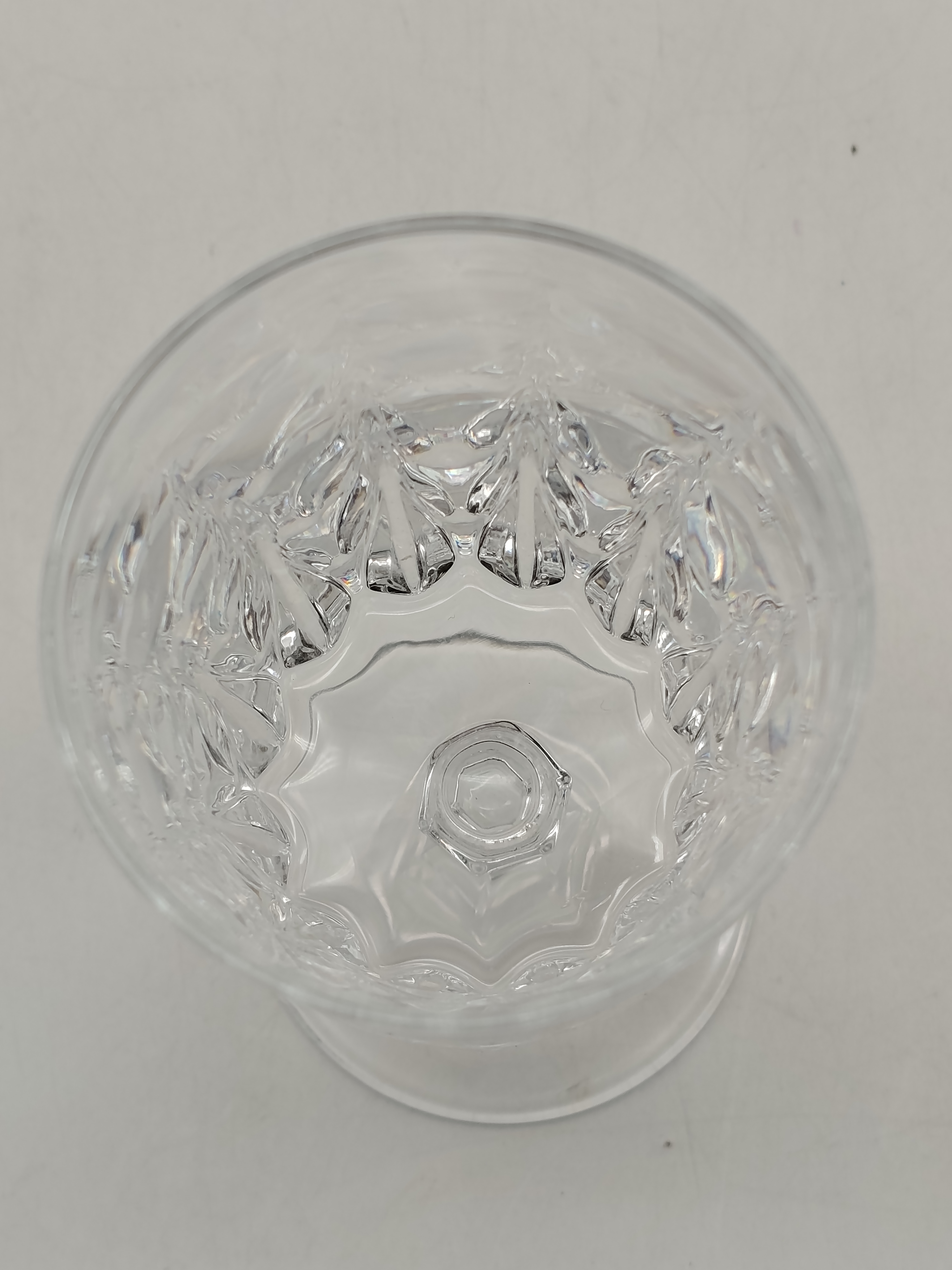 Voir photo 19 de Carafe galbée et long col en verre pressé moulé + 6 Verres à vin + 6 Verres à liqueur cristal d’Arques Carafe galbée et long col en verre pressé moulé + 6 Verres à vin + 6 Verres à liqueur cristal d’Arques Très bon état reconditionné photo 19