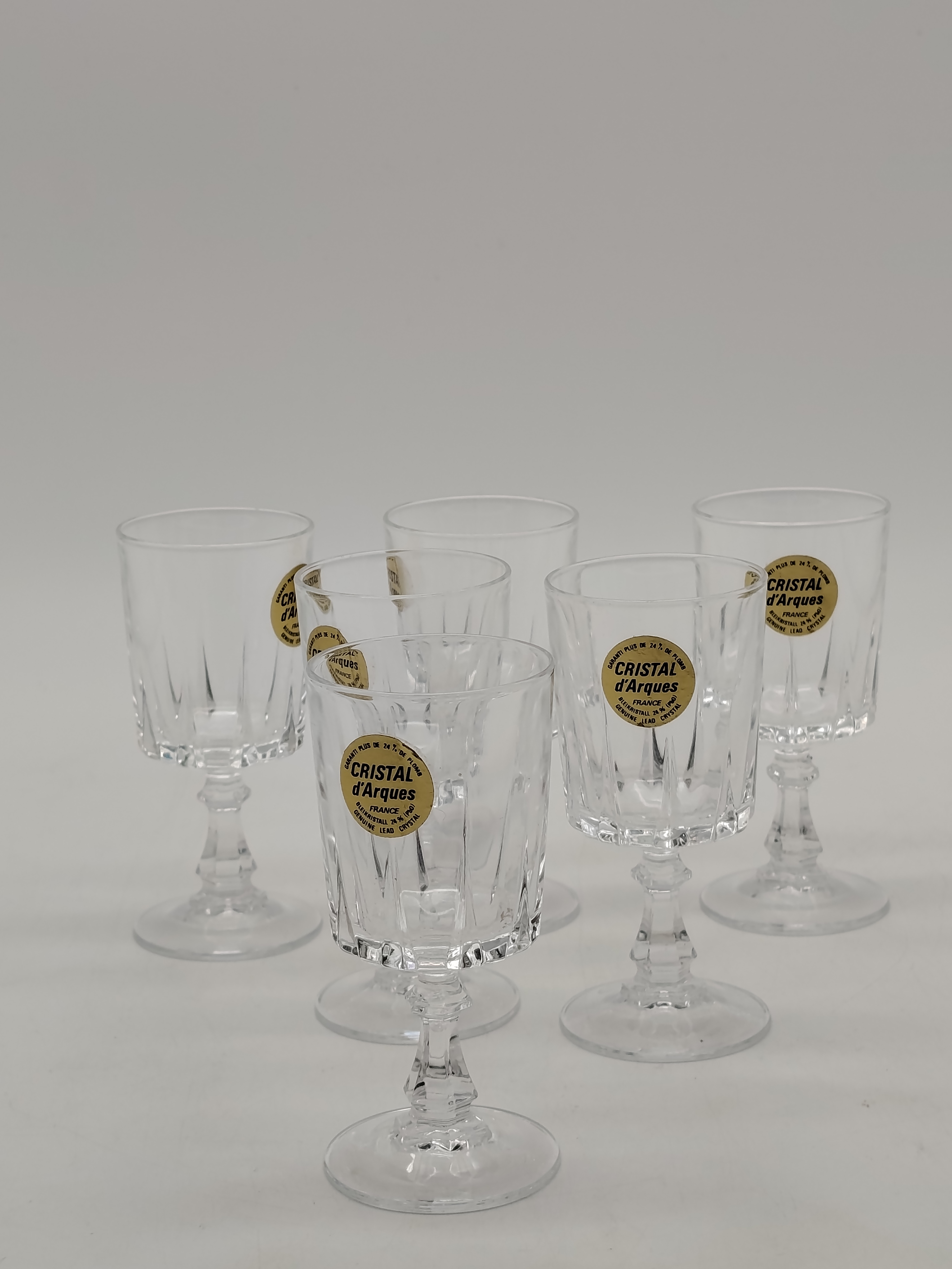 Voir photo 2 de Carafe galbée et long col en verre pressé moulé + 6 Verres à vin + 6 Verres à liqueur cristal d’Arques Carafe galbée et long col en verre pressé moulé + 6 Verres à vin + 6 Verres à liqueur cristal d’Arques Très bon état reconditionné photo 2