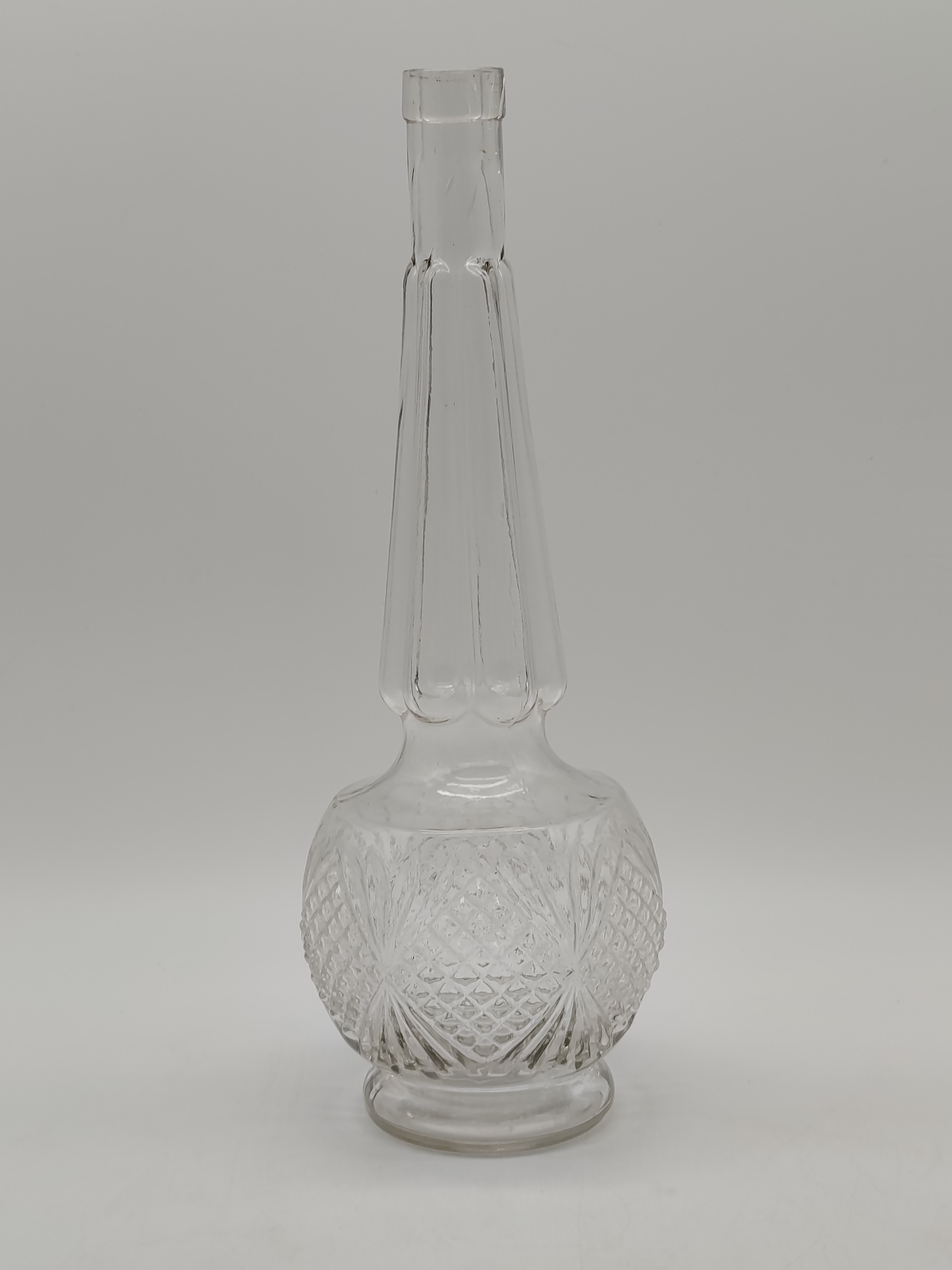 Voir photo 3 de Carafe galbée et long col en verre pressé moulé + 6 Verres à vin + 6 Verres à liqueur cristal d’Arques Carafe galbée et long col en verre pressé moulé + 6 Verres à vin + 6 Verres à liqueur cristal d’Arques Très bon état reconditionné photo 3