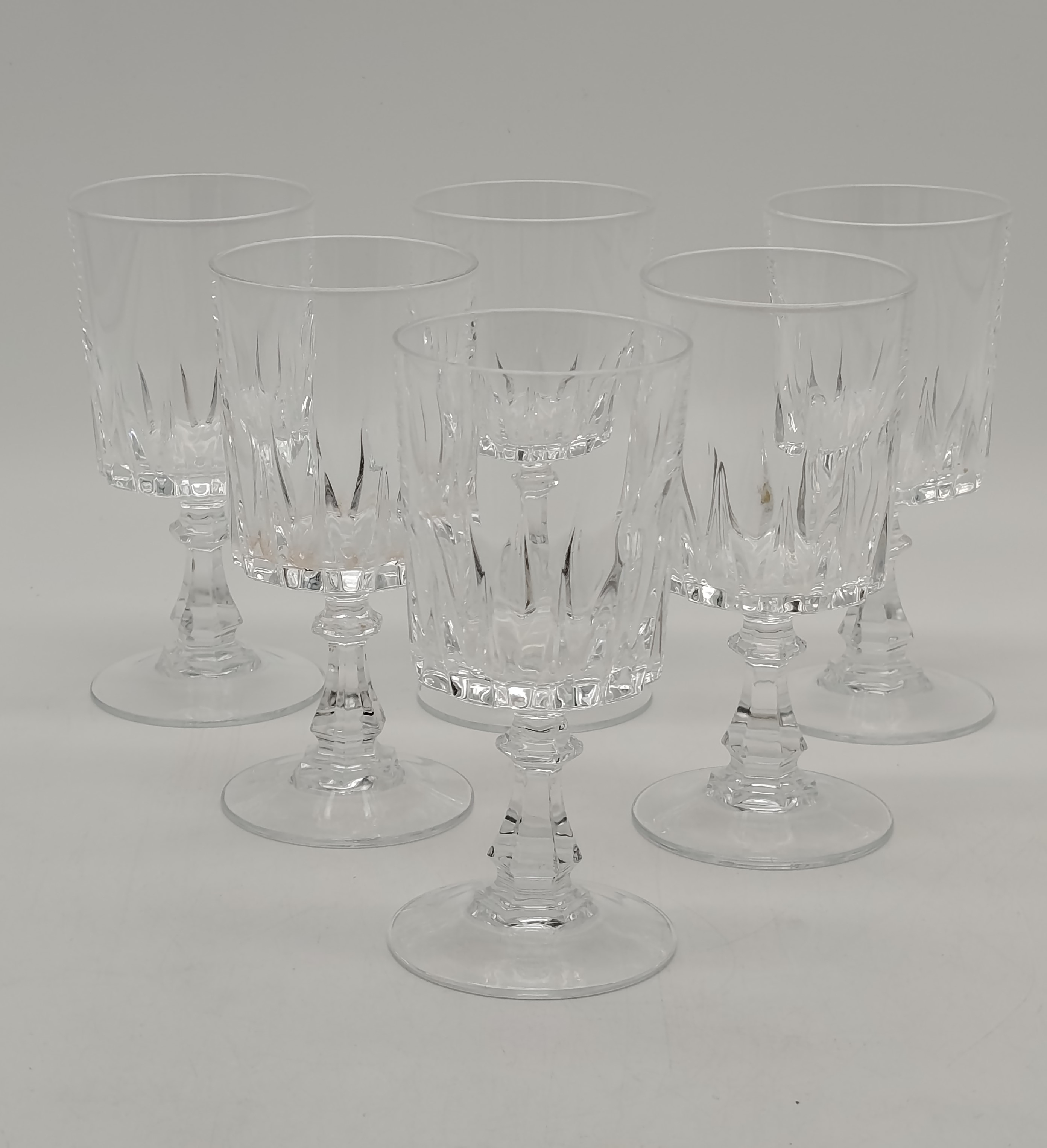 Voir photo 4 de Carafe galbée et long col en verre pressé moulé + 6 Verres à vin + 6 Verres à liqueur cristal d’Arques Carafe galbée et long col en verre pressé moulé + 6 Verres à vin + 6 Verres à liqueur cristal d’Arques Très bon état reconditionné photo 4
