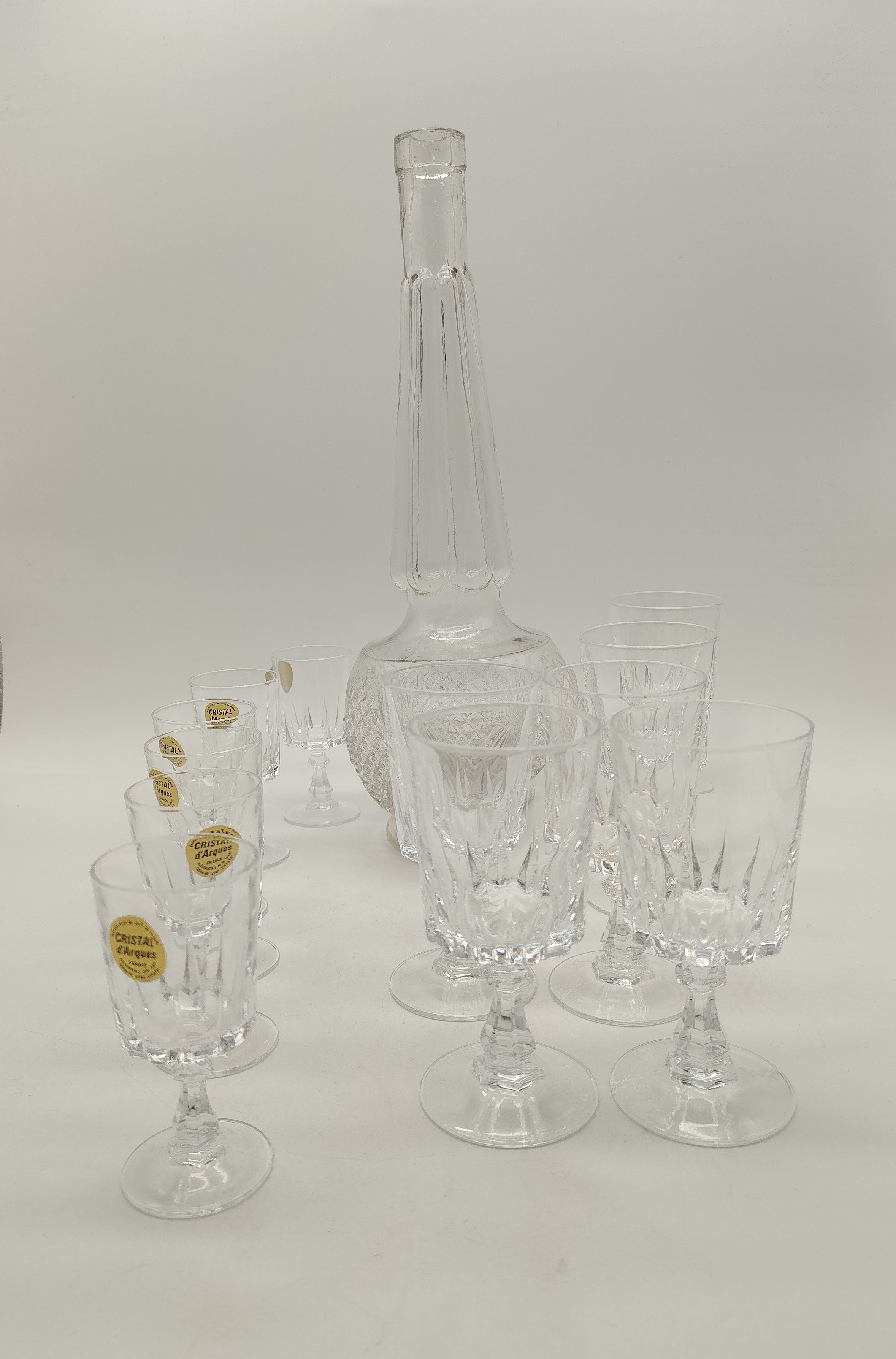 Voir photo 6 de Carafe galbée et long col en verre pressé moulé + 6 Verres à vin + 6 Verres à liqueur cristal d’Arques Carafe galbée et long col en verre pressé moulé + 6 Verres à vin + 6 Verres à liqueur cristal d’Arques Très bon état reconditionné photo 6