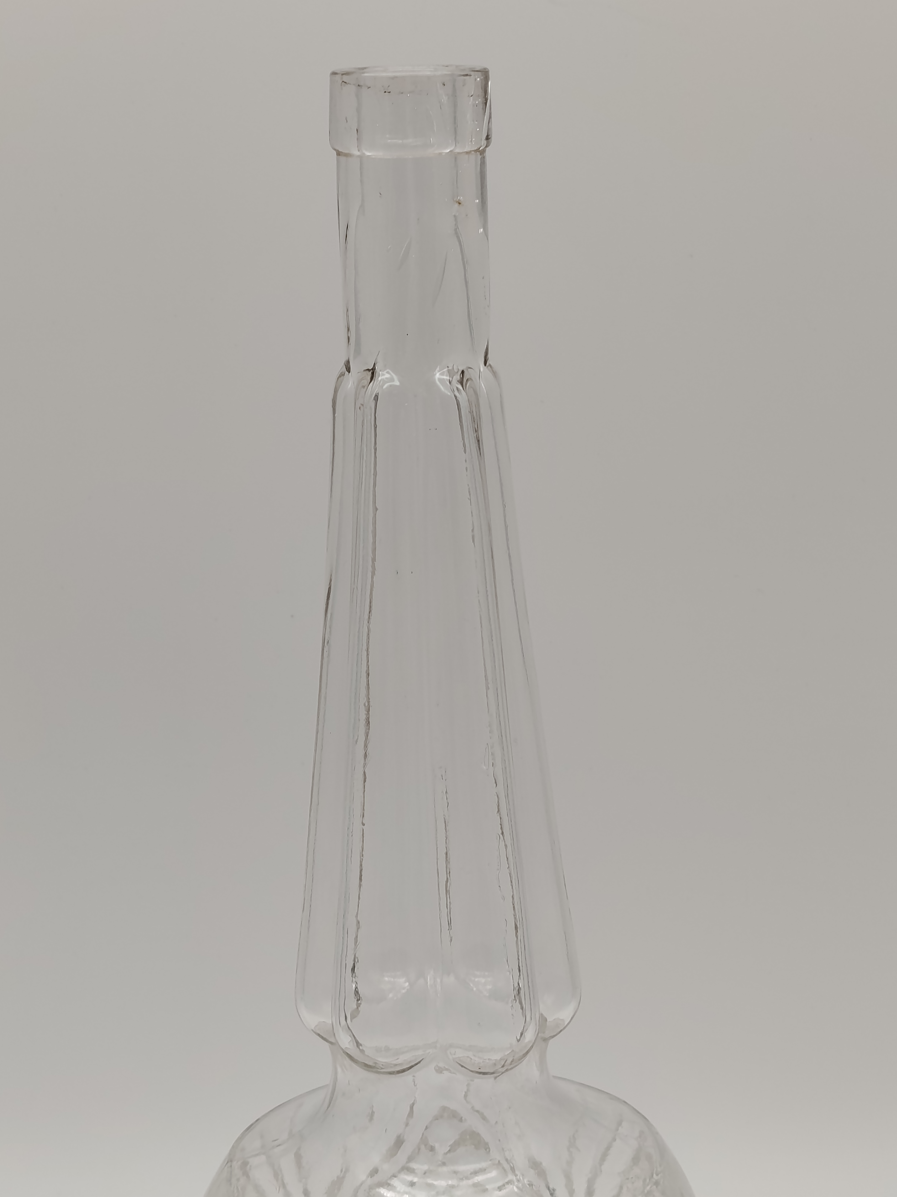 Voir photo 9 de Carafe galbée et long col en verre pressé moulé + 6 Verres à vin + 6 Verres à liqueur cristal d’Arques Carafe galbée et long col en verre pressé moulé + 6 Verres à vin + 6 Verres à liqueur cristal d’Arques Très bon état reconditionné photo 9