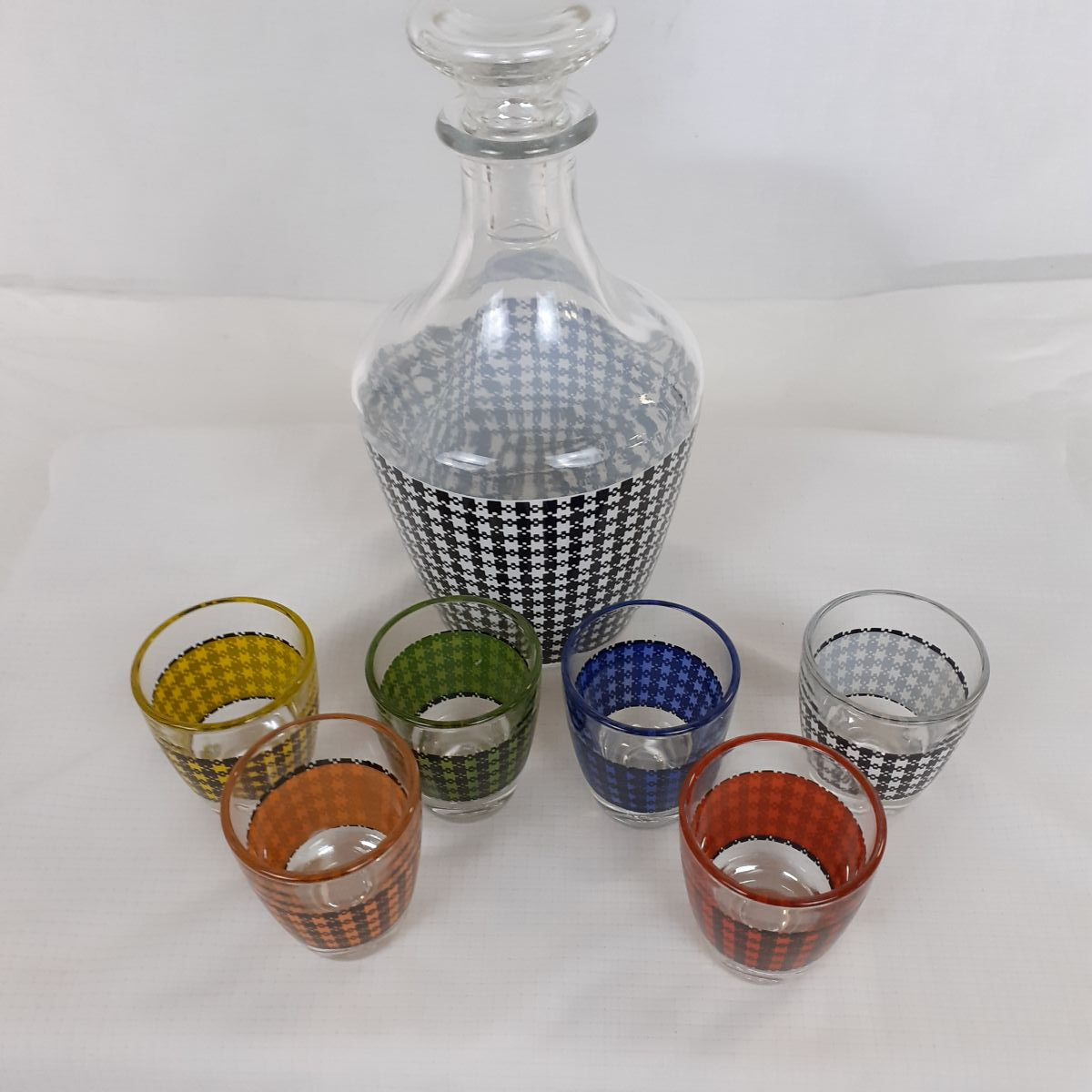 Voir photo 2 de Carafe pied de poule - 6 verres à liqueur - Vintage Années 60 Carafe pied de poule - 6 verres à liqueur - Vintage Années 60 Très bon état reconditionné photo 2