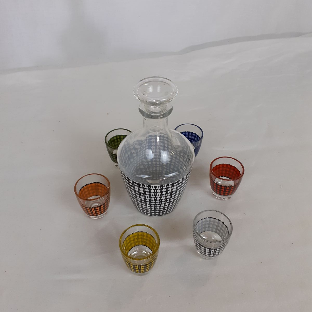 Voir photo 3 de Carafe pied de poule - 6 verres à liqueur - Vintage Années 60 Carafe pied de poule - 6 verres à liqueur - Vintage Années 60 Très bon état reconditionné photo 3