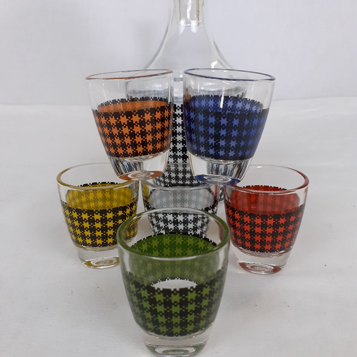 Voir photo 4 de Carafe pied de poule - 6 verres à liqueur - Vintage Années 60 Carafe pied de poule - 6 verres à liqueur - Vintage Années 60 Très bon état reconditionné photo 4
