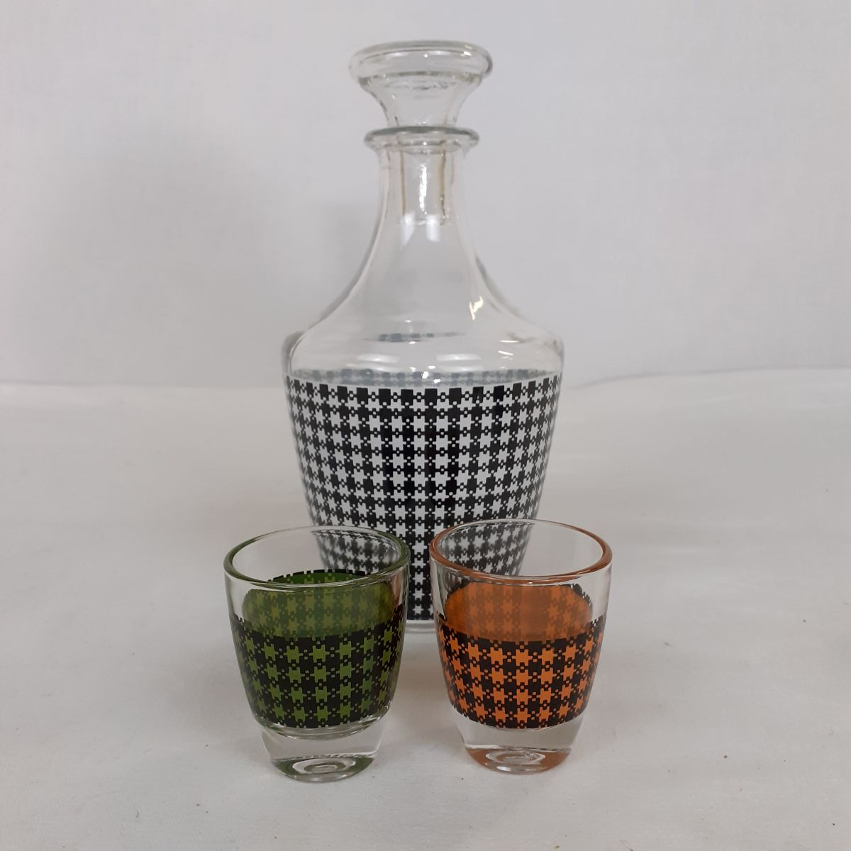 Voir photo 5 de Carafe pied de poule - 6 verres à liqueur - Vintage Années 60 Carafe pied de poule - 6 verres à liqueur - Vintage Années 60 Très bon état reconditionné photo 5