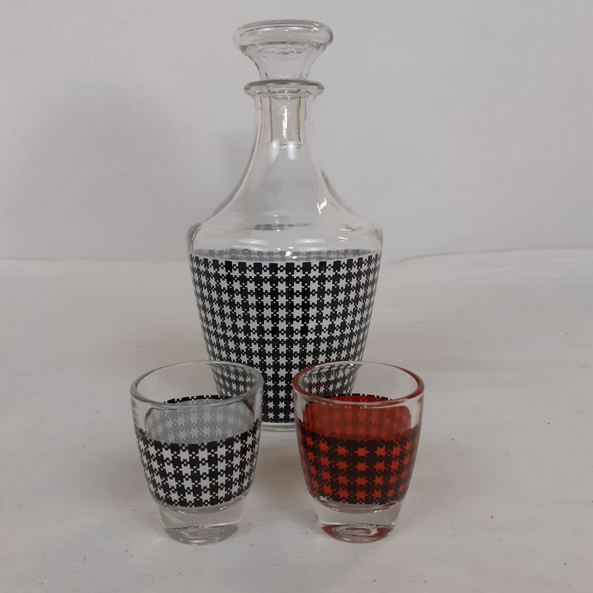Voir photo 6 de Carafe pied de poule - 6 verres à liqueur - Vintage Années 60 Carafe pied de poule - 6 verres à liqueur - Vintage Années 60 Très bon état reconditionné photo 6
