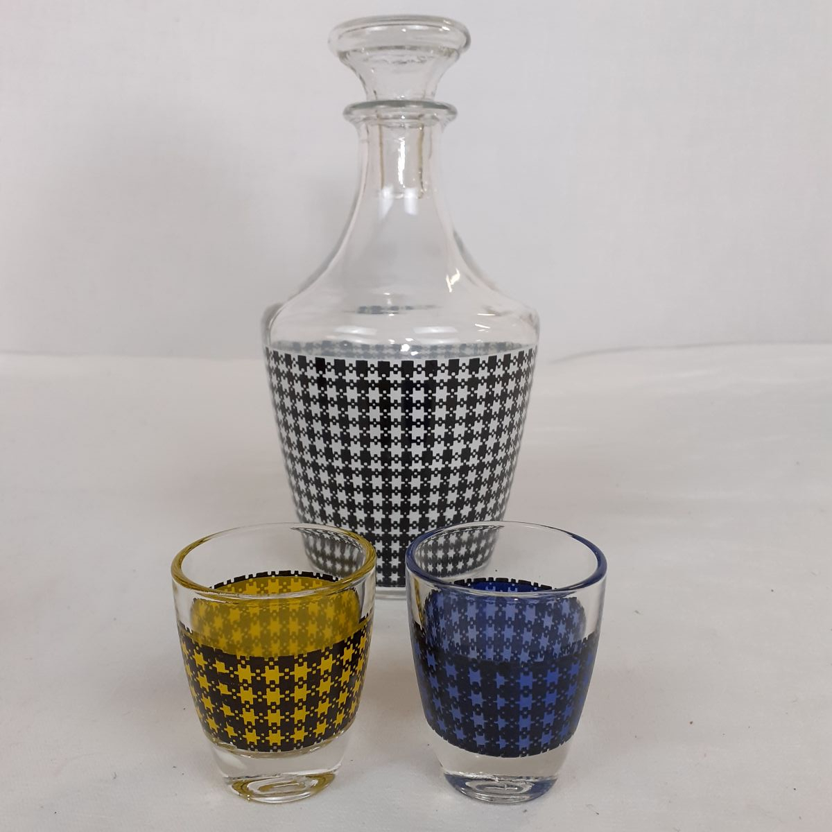 Voir photo 7 de Carafe pied de poule - 6 verres à liqueur - Vintage Années 60 Carafe pied de poule - 6 verres à liqueur - Vintage Années 60 Très bon état reconditionné photo 7