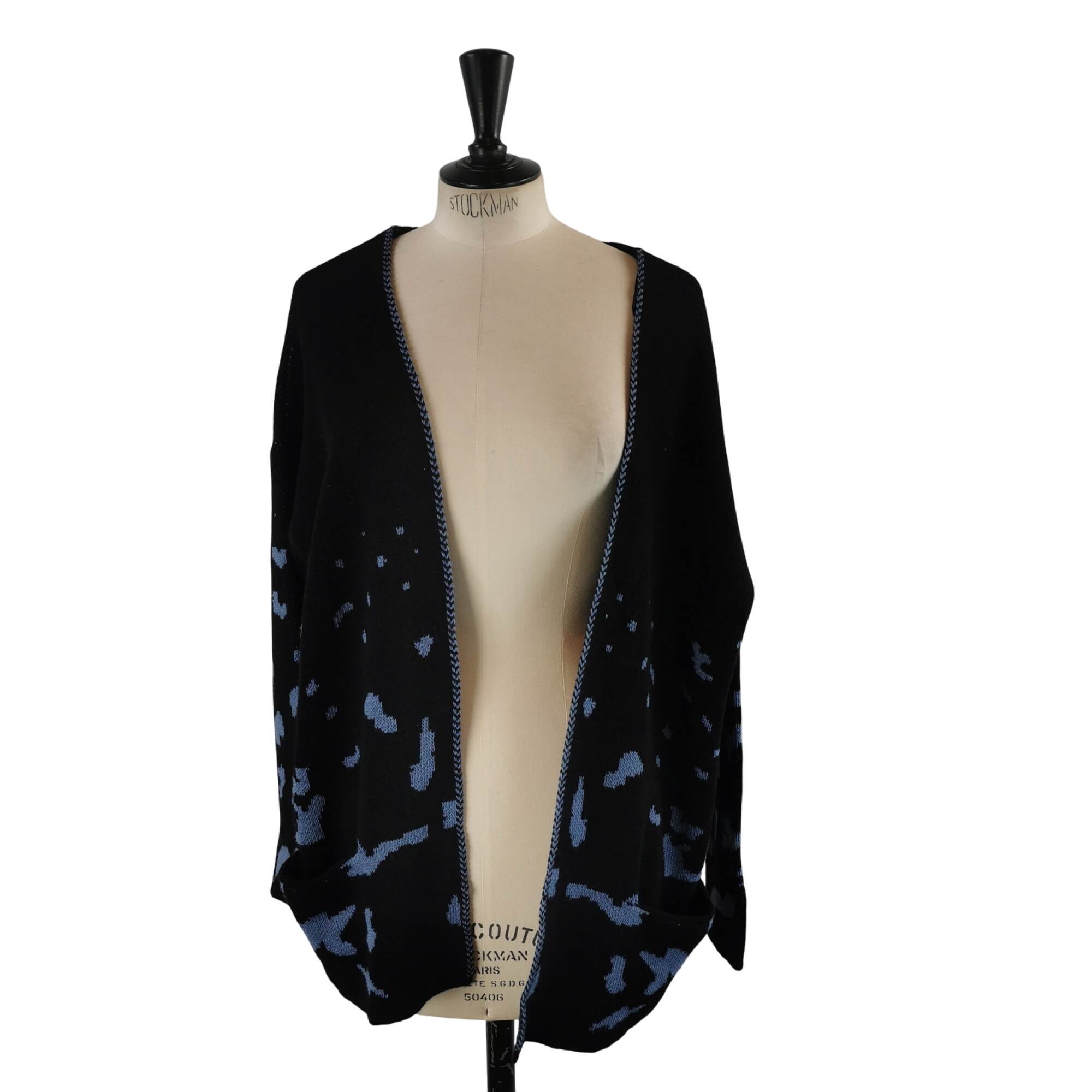 Acheter Cardigan noir 36 (estimée) Parfait état - 11,00 € Cardigan noir 36 (estimée) Parfait état reconditionné disponible sur Label Emmaüs