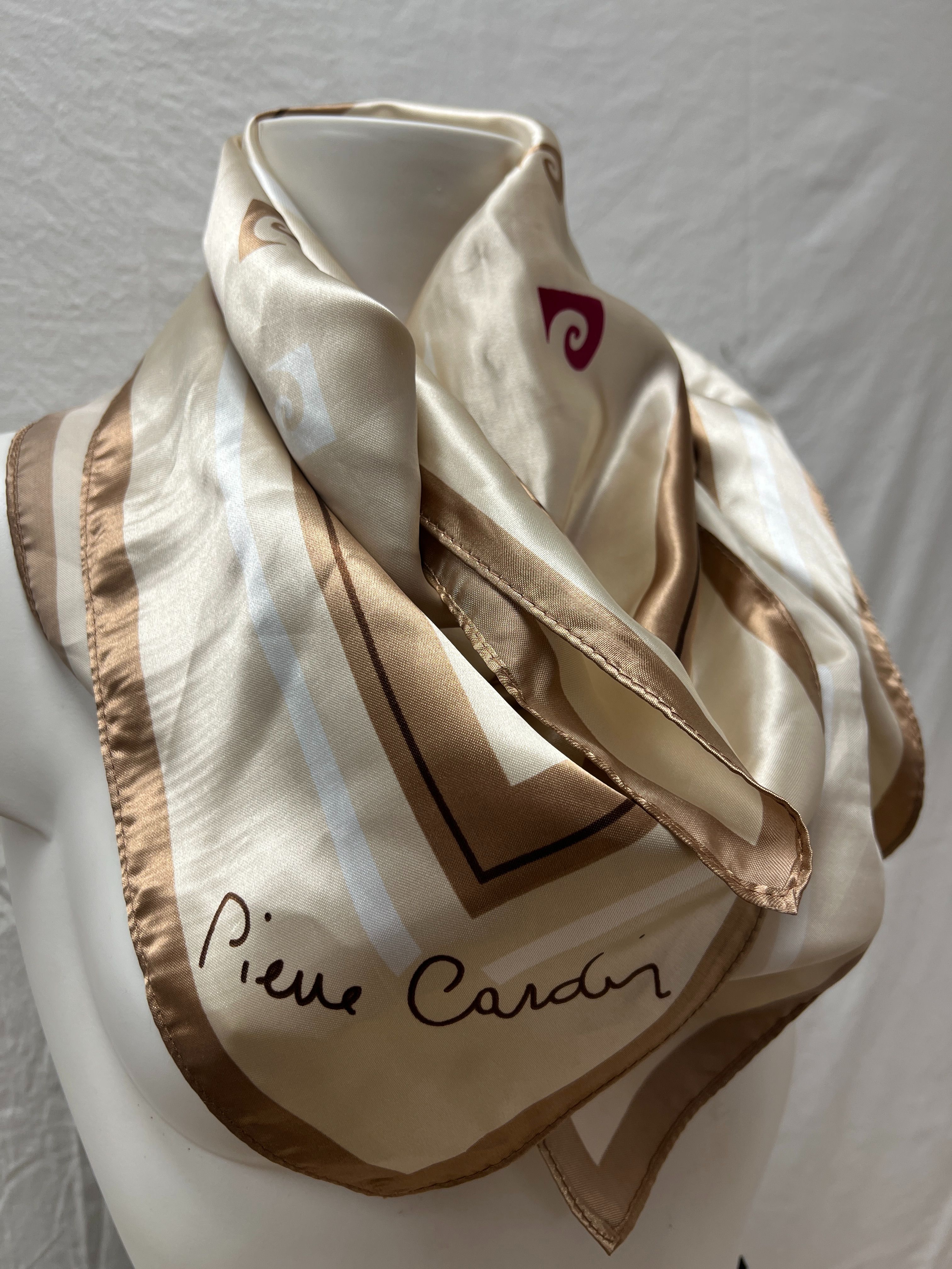 Voir photo 2 de Carré foulard Pierre Cardin Carré foulard Pierre Cardin Très bon état reconditionné photo 2
