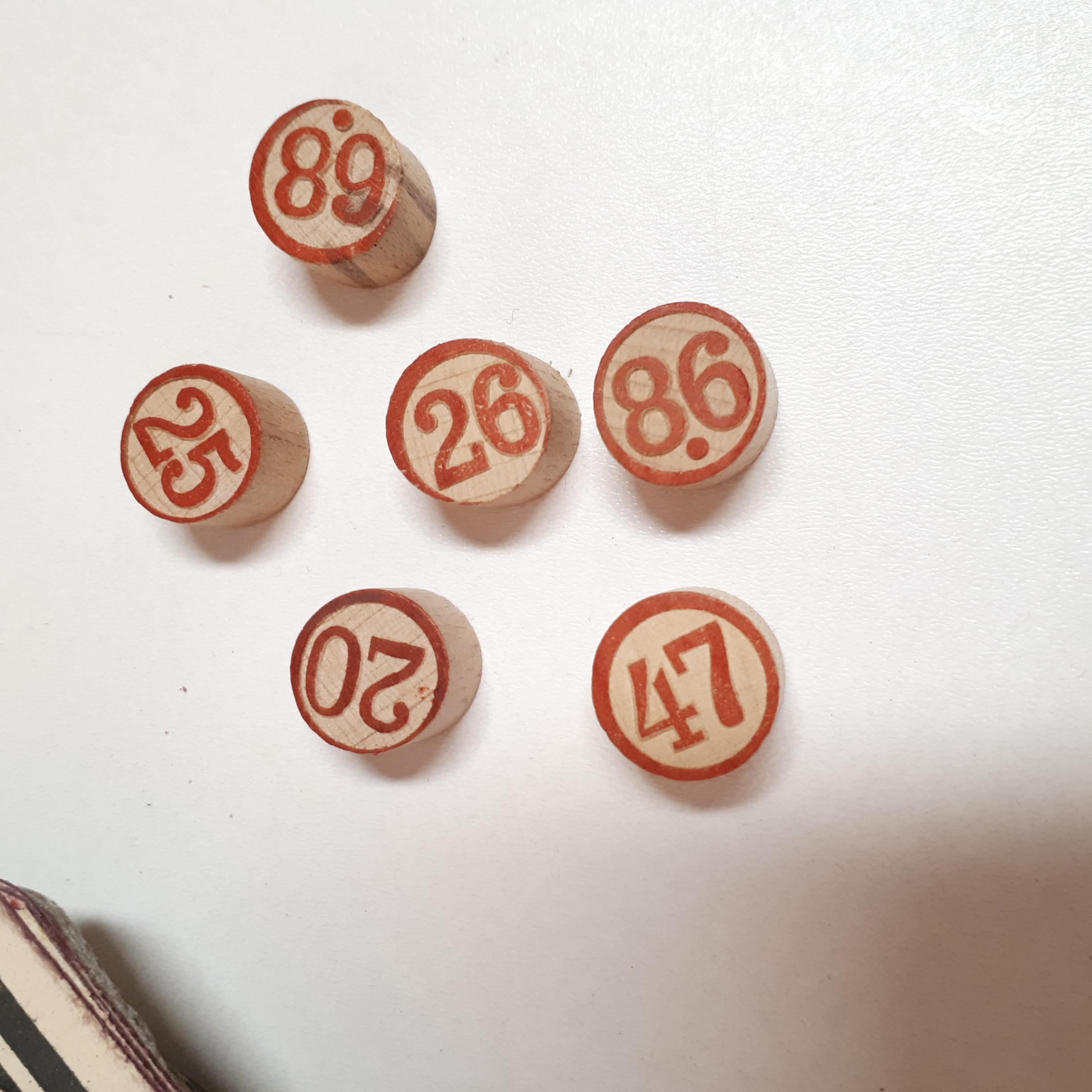 Voir photo 2 de Cartes de jeu de Loto ancien, avec pions Cartes de jeu de Loto ancien, avec pions État correct reconditionné photo 2