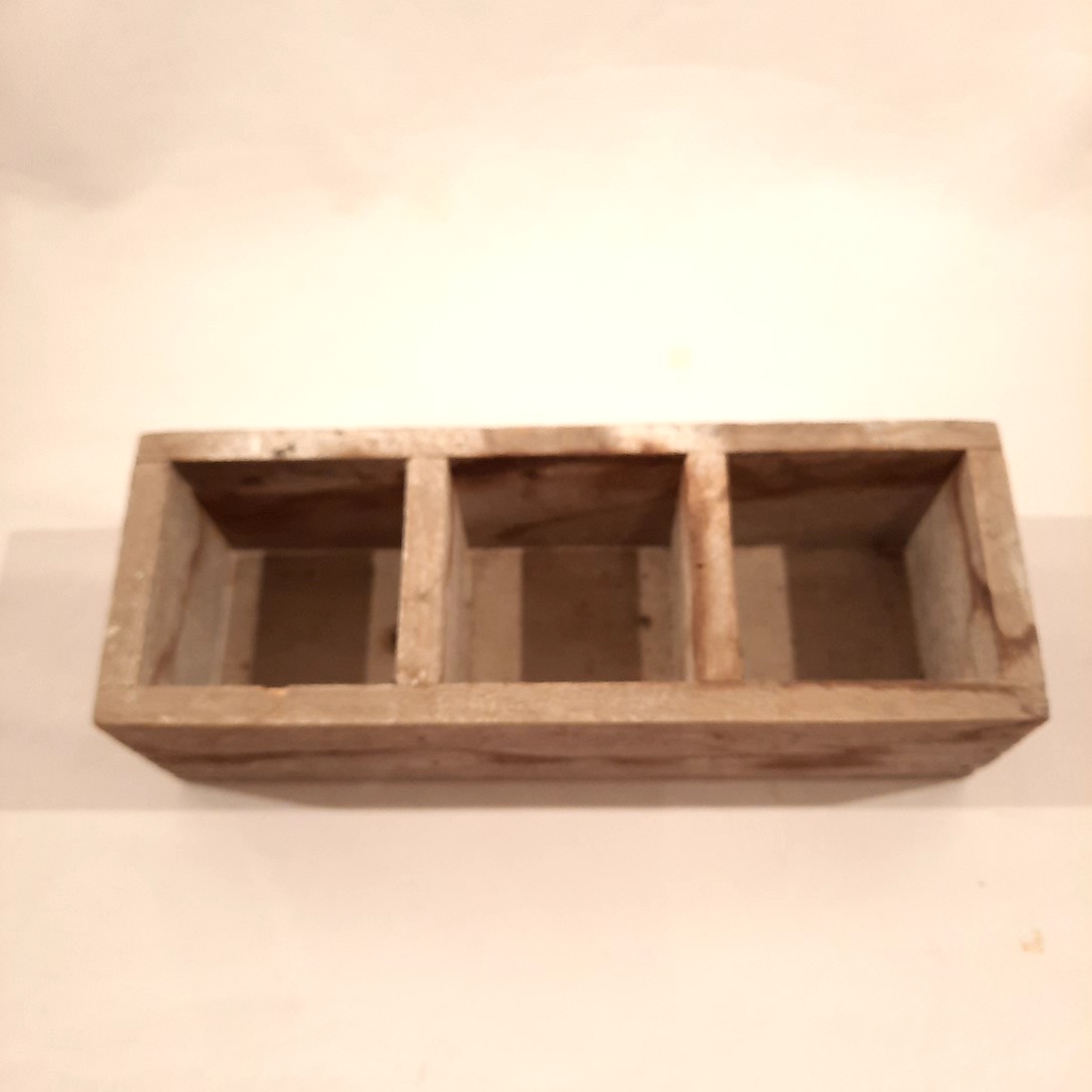Voir photo 2 de Casier décoratif en bois gris et 3 flacons en verre Casier décoratif en bois gris et 3 flacons en verre Très bon état reconditionné photo 2