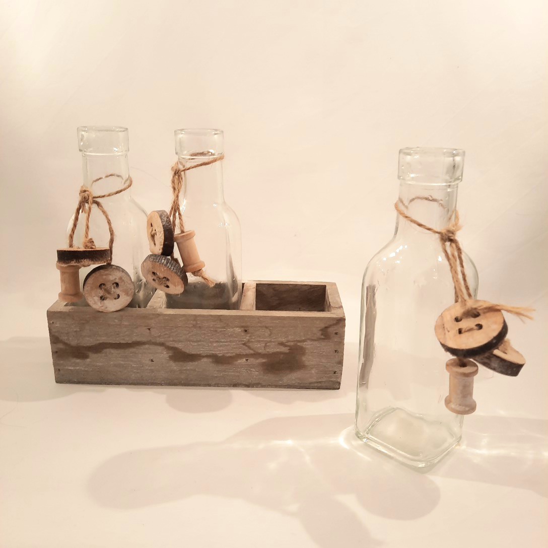 Voir photo 3 de Casier décoratif en bois gris et 3 flacons en verre Casier décoratif en bois gris et 3 flacons en verre Très bon état reconditionné photo 3