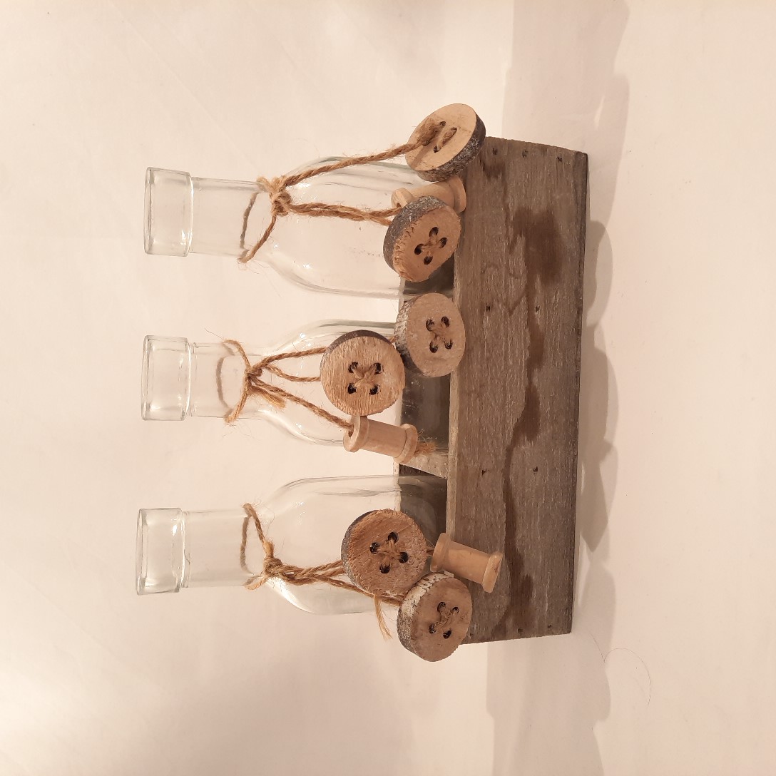 Casier décoratif en bois gris et 3 flacons en verre Très bon état - 10,00 € Casier décoratif en bois gris et 3 flacons en verre Très bon état reconditionné disponible sur Label Emmaüs