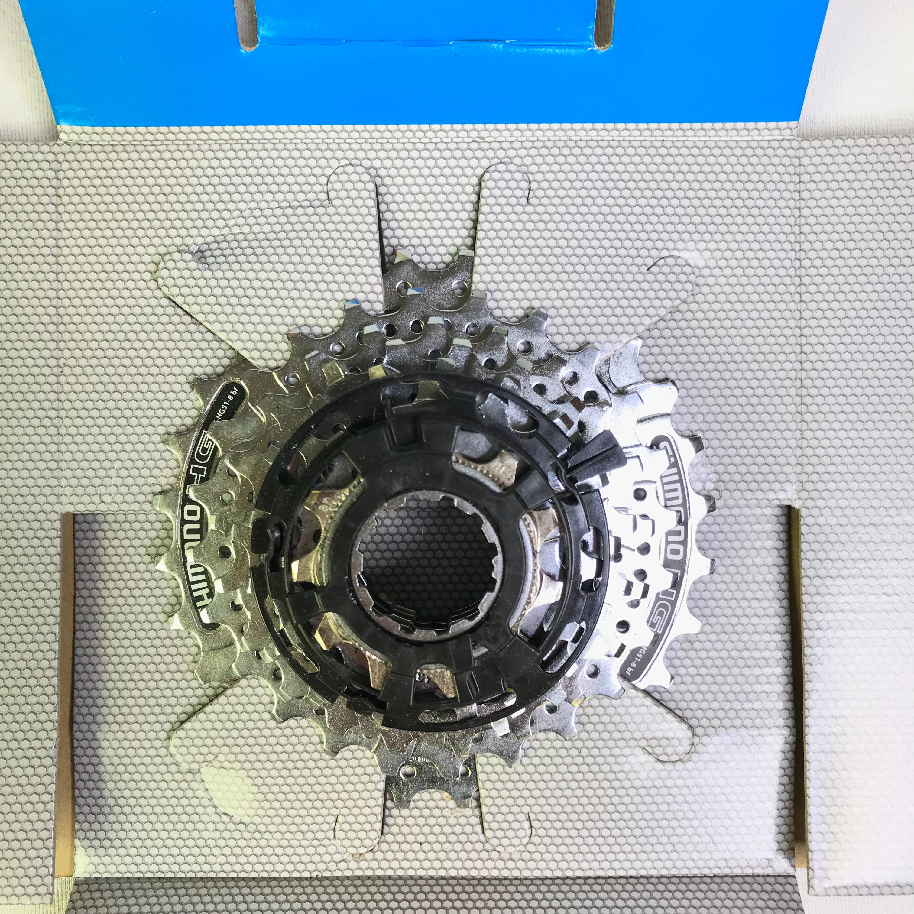 Voir photo 3 de CASSETTE SHIMANO ALIVIO HG-51 8 + KMC Chaine Z8.3 / 8 Vitesses CASSETTE SHIMANO ALIVIO HG-51 8 + KMC Chaine Z8.3 / 8 Vitesses Parfait état reconditionné photo 3