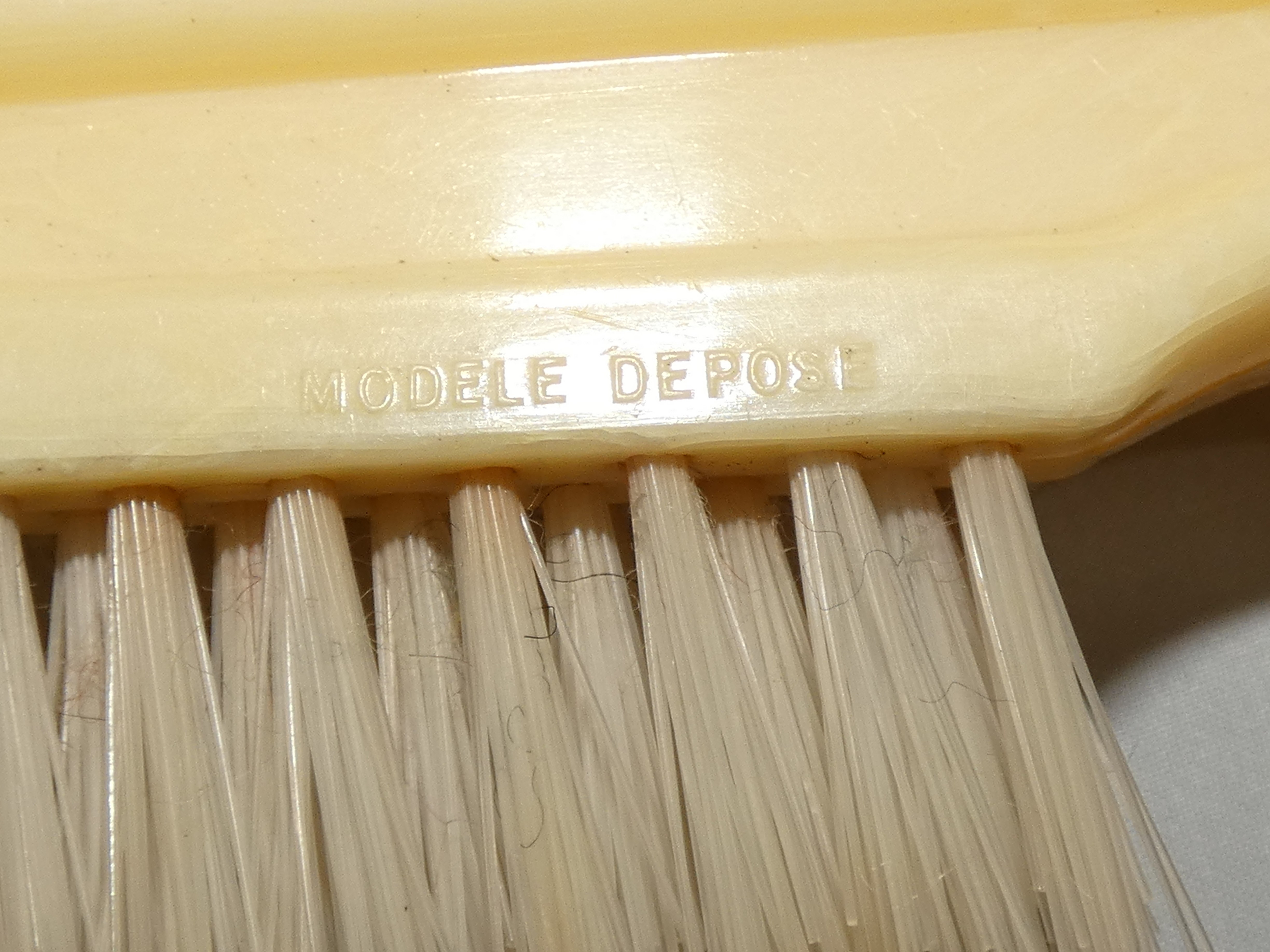 Voir photo 6 de Ceintre pliable de voyage avec brosse des années 60 Ceintre pliable de voyage avec brosse des années 60 reconditionné photo 6