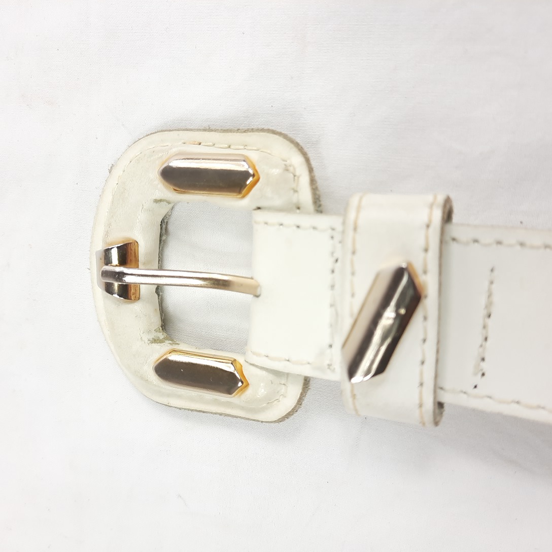Voir photo 3 de Ceinture blanche synthétique réglable décors métal doré Ceinture blanche synthétique réglable décors métal doré Bon état reconditionné photo 3