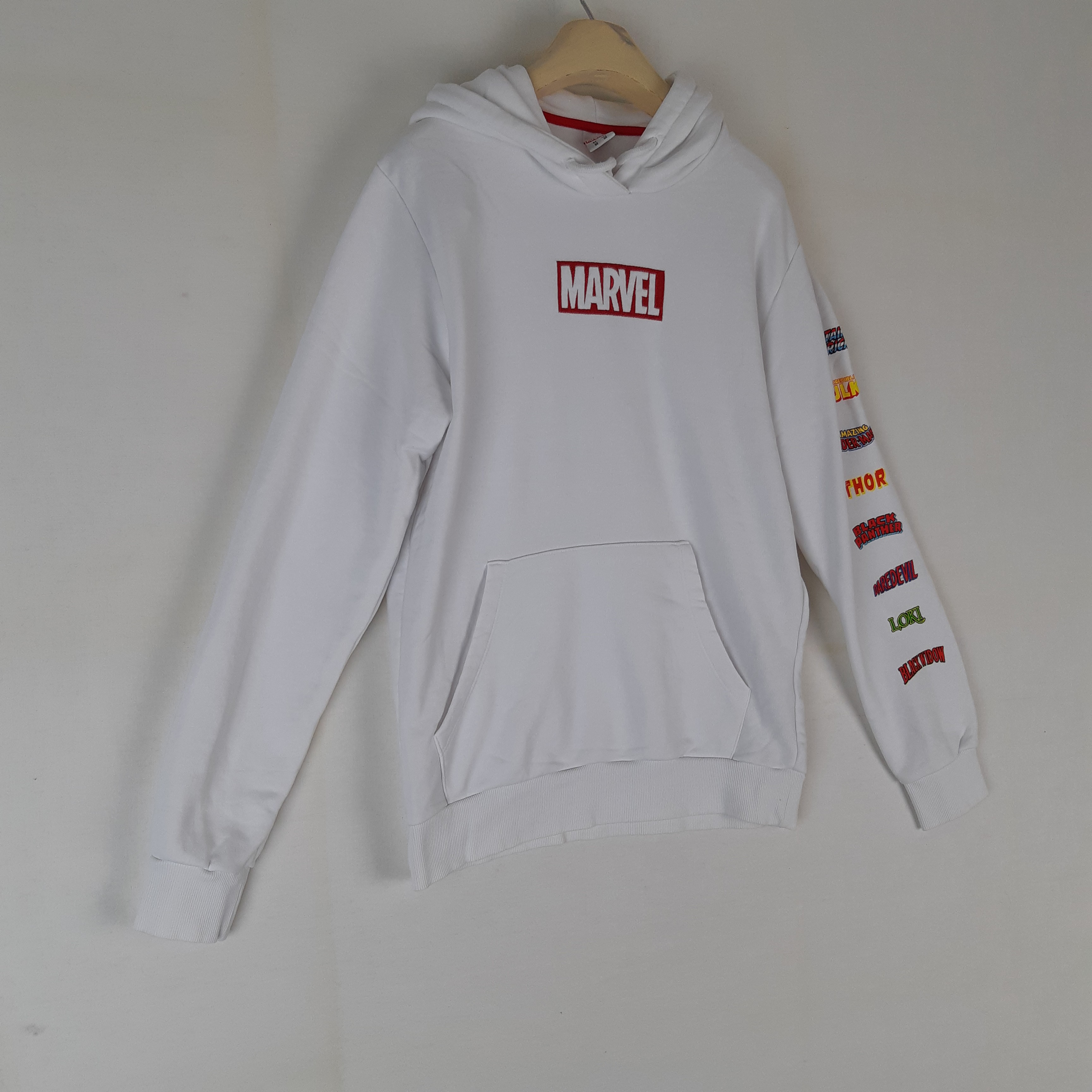 Voir photo 2 de Celio - Sweat capuche Marvel - Taille M mesures Carrure= 44 Poitrine= 52 Longueur= 68 Celio - Sweat capuche Marvel - Taille M mesures Carrure= 44 Poitrine= 52 Longueur= 68 Très bon état reconditionné photo 2