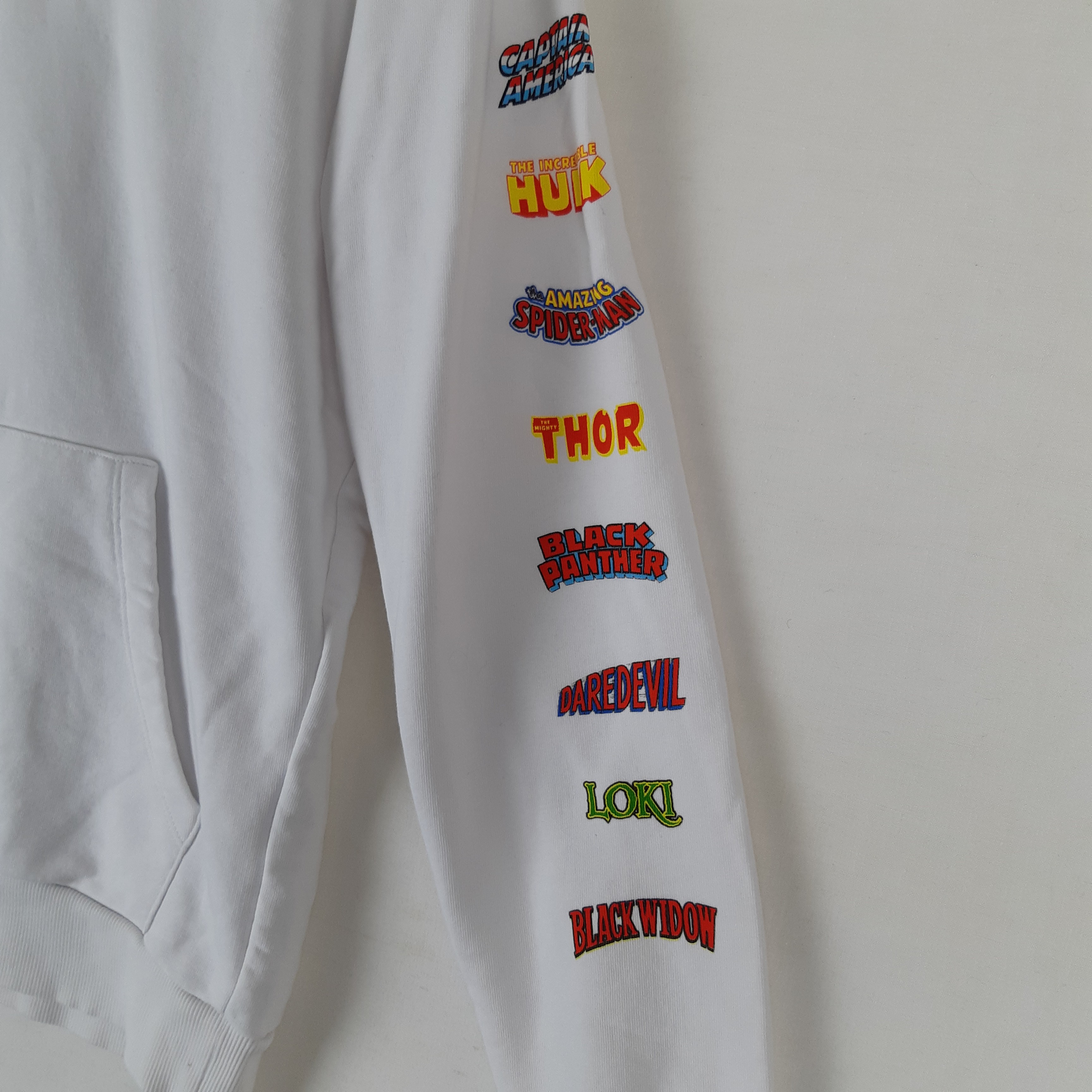 Voir photo 4 de Celio - Sweat capuche Marvel - Taille M mesures Carrure= 44 Poitrine= 52 Longueur= 68 Celio - Sweat capuche Marvel - Taille M mesures Carrure= 44 Poitrine= 52 Longueur= 68 Très bon état reconditionné photo 4