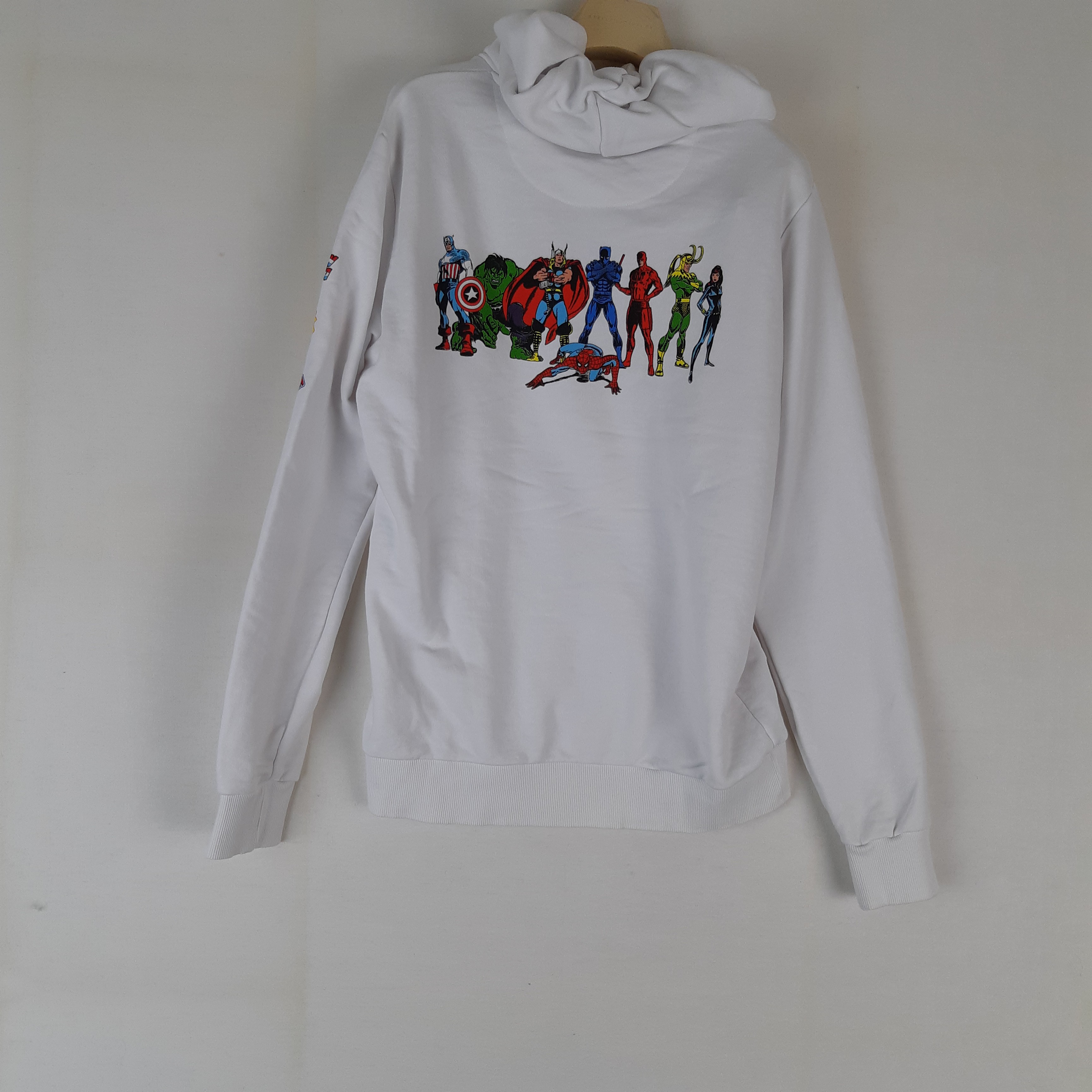 Voir photo 6 de Celio - Sweat capuche Marvel - Taille M mesures Carrure= 44 Poitrine= 52 Longueur= 68 Celio - Sweat capuche Marvel - Taille M mesures Carrure= 44 Poitrine= 52 Longueur= 68 Très bon état reconditionné photo 6