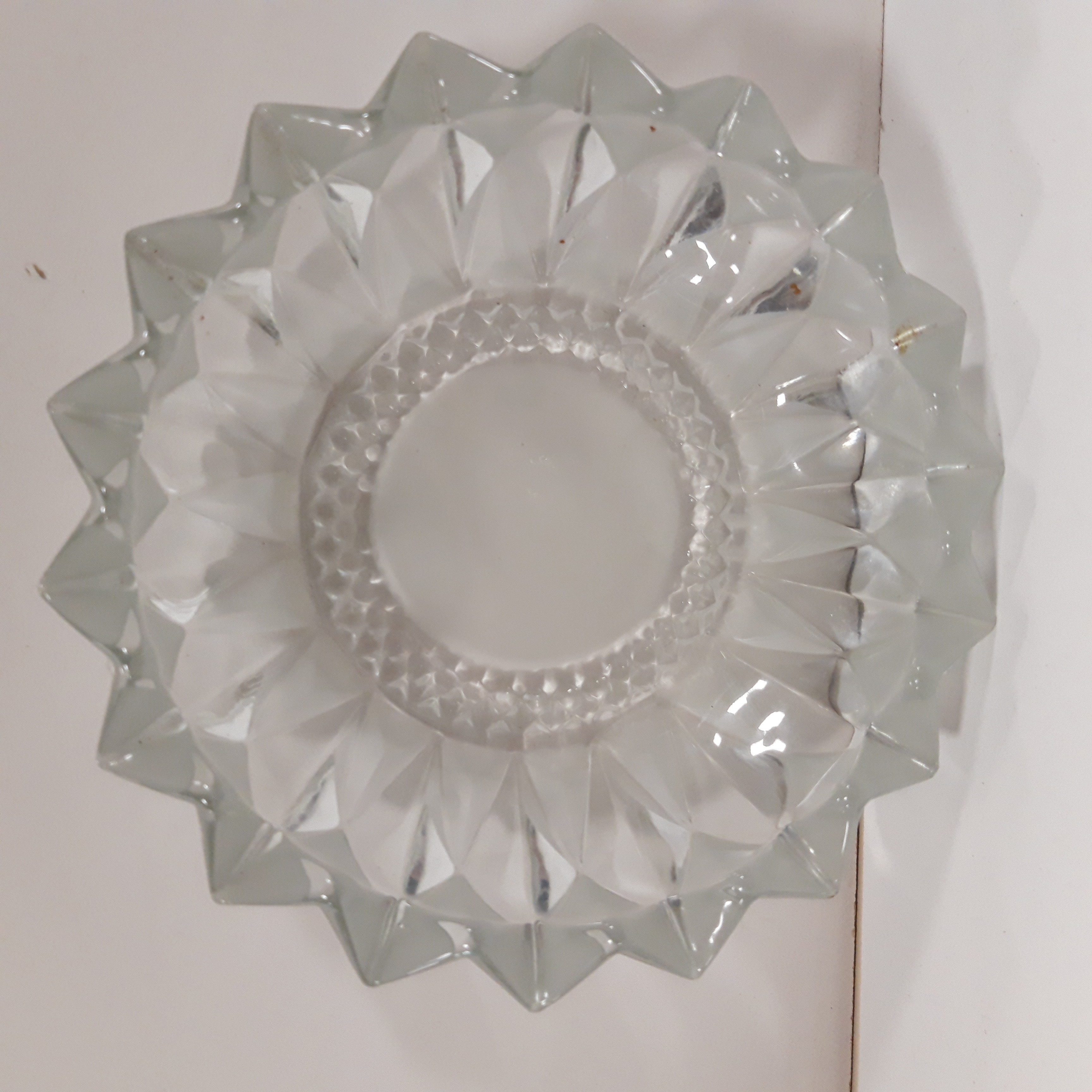 Voir photo 2 de Cendrier cristal opaque et transparent, joliment ciselé Cendrier cristal opaque et transparent, joliment ciselé Très bon état reconditionné photo 2