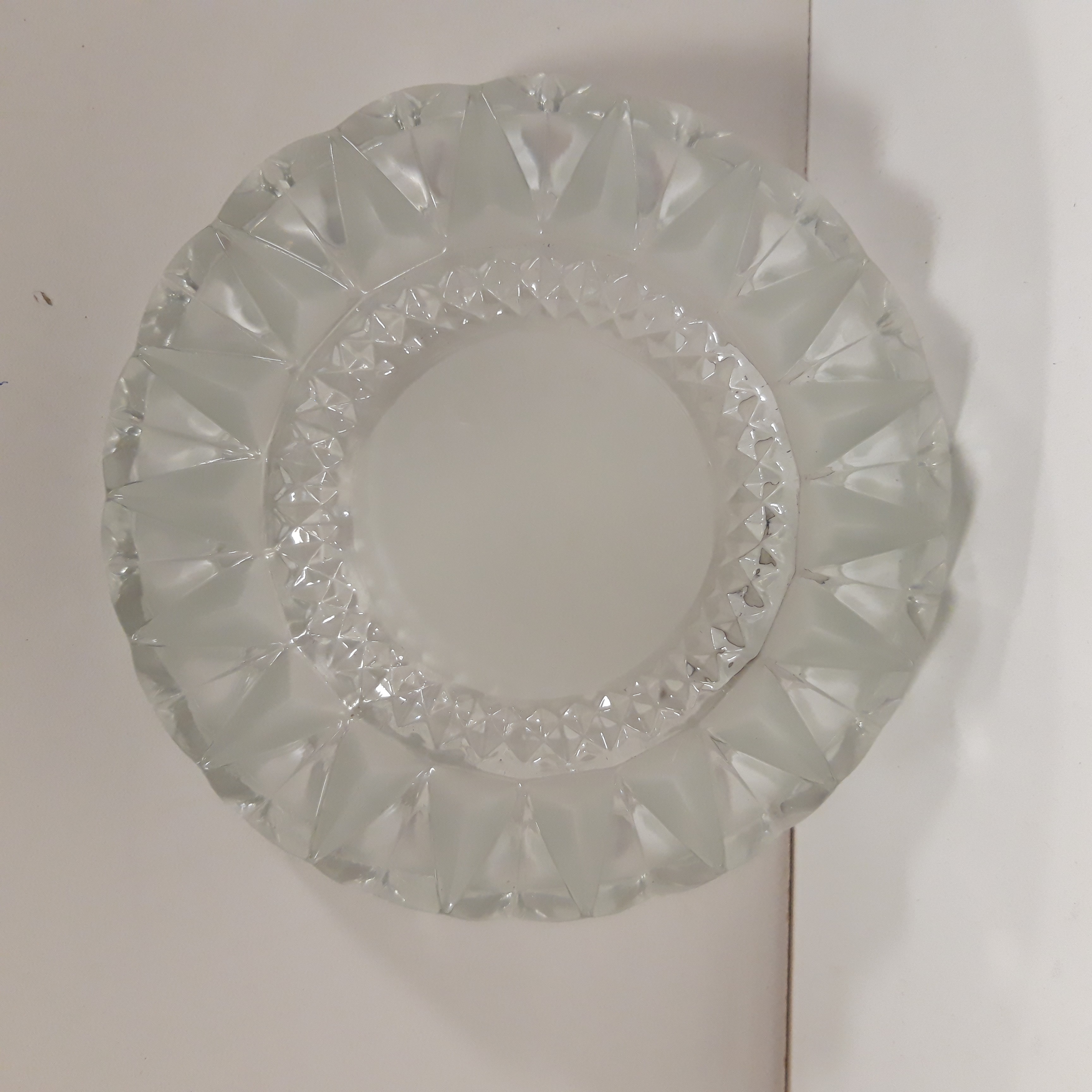 Voir photo 3 de Cendrier cristal opaque et transparent, joliment ciselé Cendrier cristal opaque et transparent, joliment ciselé Très bon état reconditionné photo 3