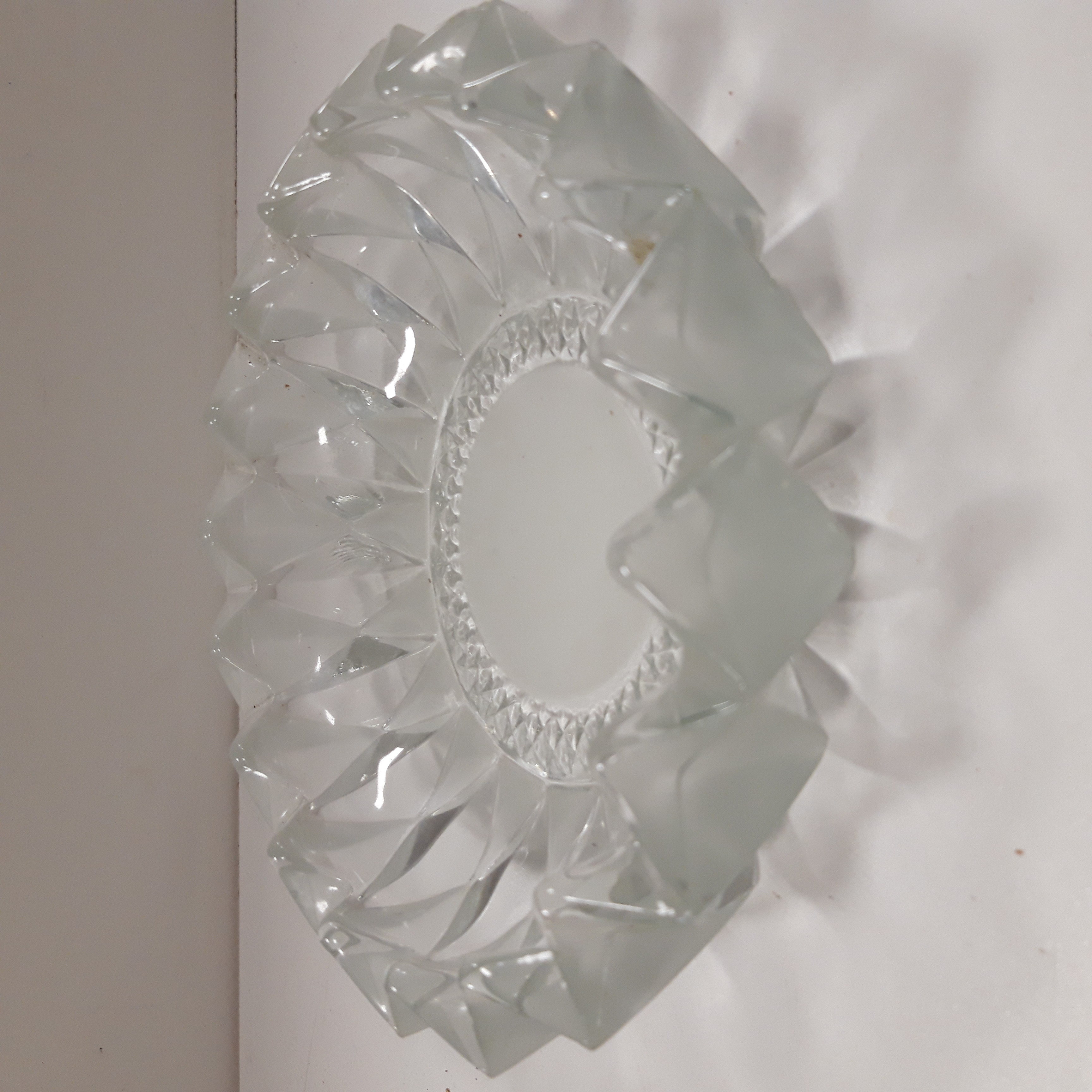 Cendrier cristal opaque et transparent, joliment ciselé Très bon état - 36,00 € Cendrier cristal opaque et transparent, joliment ciselé Très bon état reconditionné disponible sur Label Emmaüs