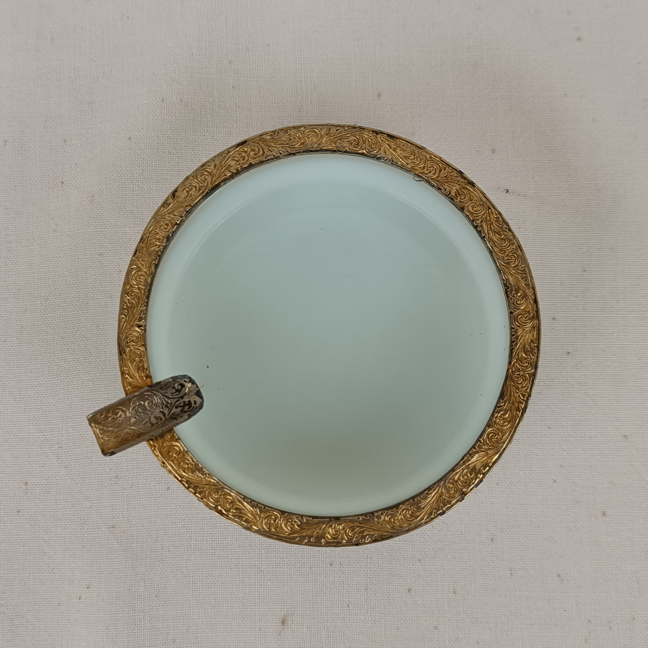 Voir photo 3 de Cendrier en opaline blanche avec bordure en métal doré Cendrier en opaline blanche avec bordure en métal doré État correct reconditionné photo 3