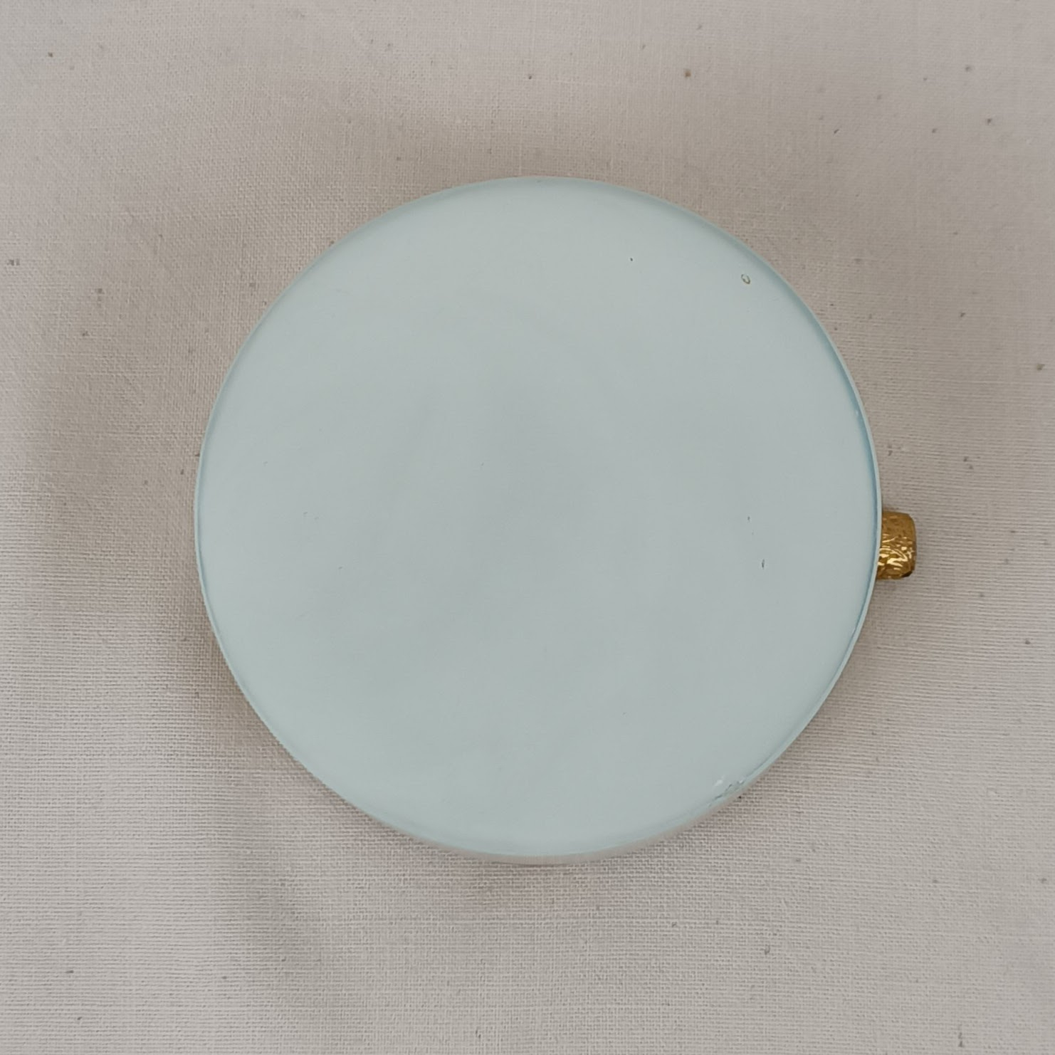 Voir photo 4 de Cendrier en opaline blanche avec bordure en métal doré Cendrier en opaline blanche avec bordure en métal doré État correct reconditionné photo 4