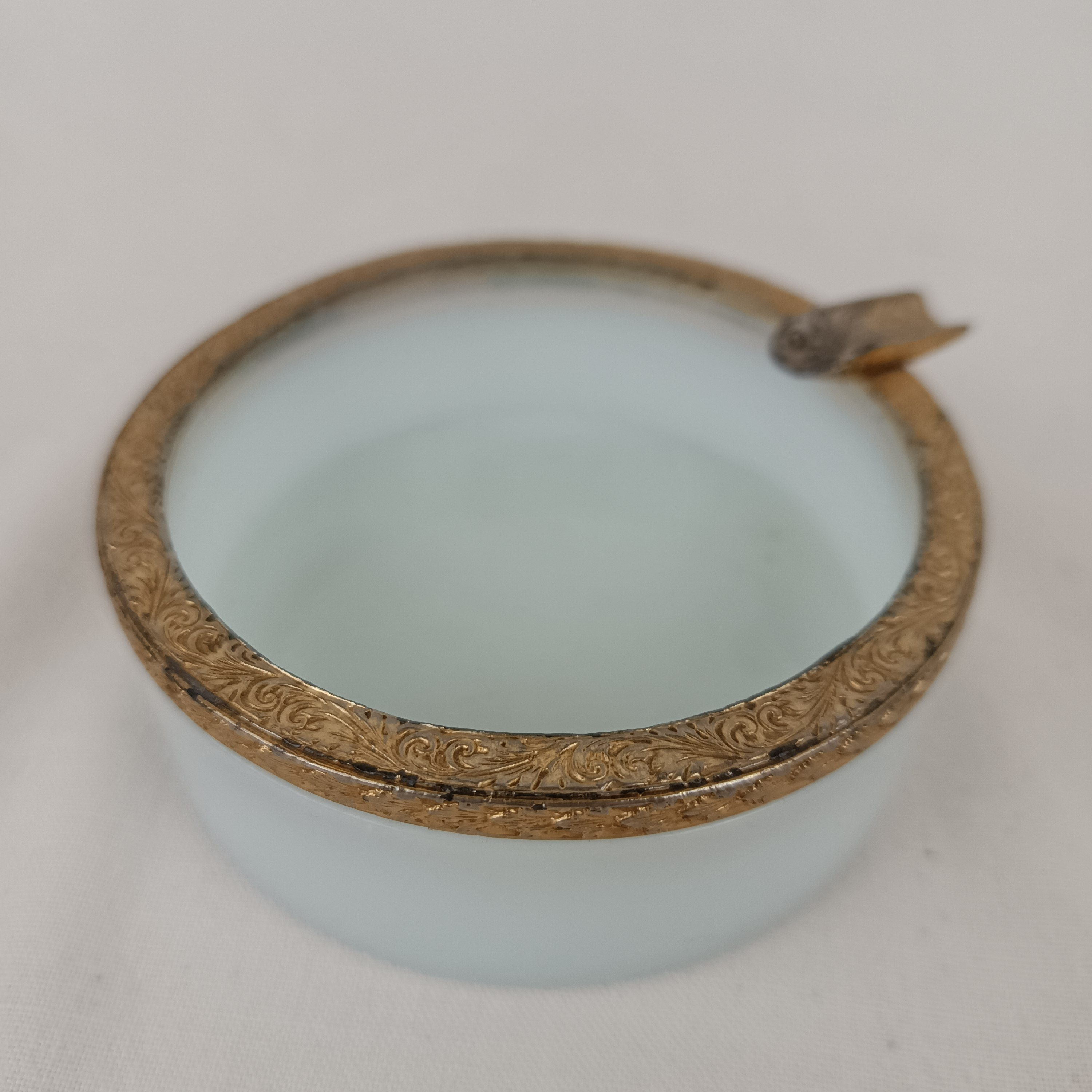 Voir photo 5 de Cendrier en opaline blanche avec bordure en métal doré Cendrier en opaline blanche avec bordure en métal doré État correct reconditionné photo 5