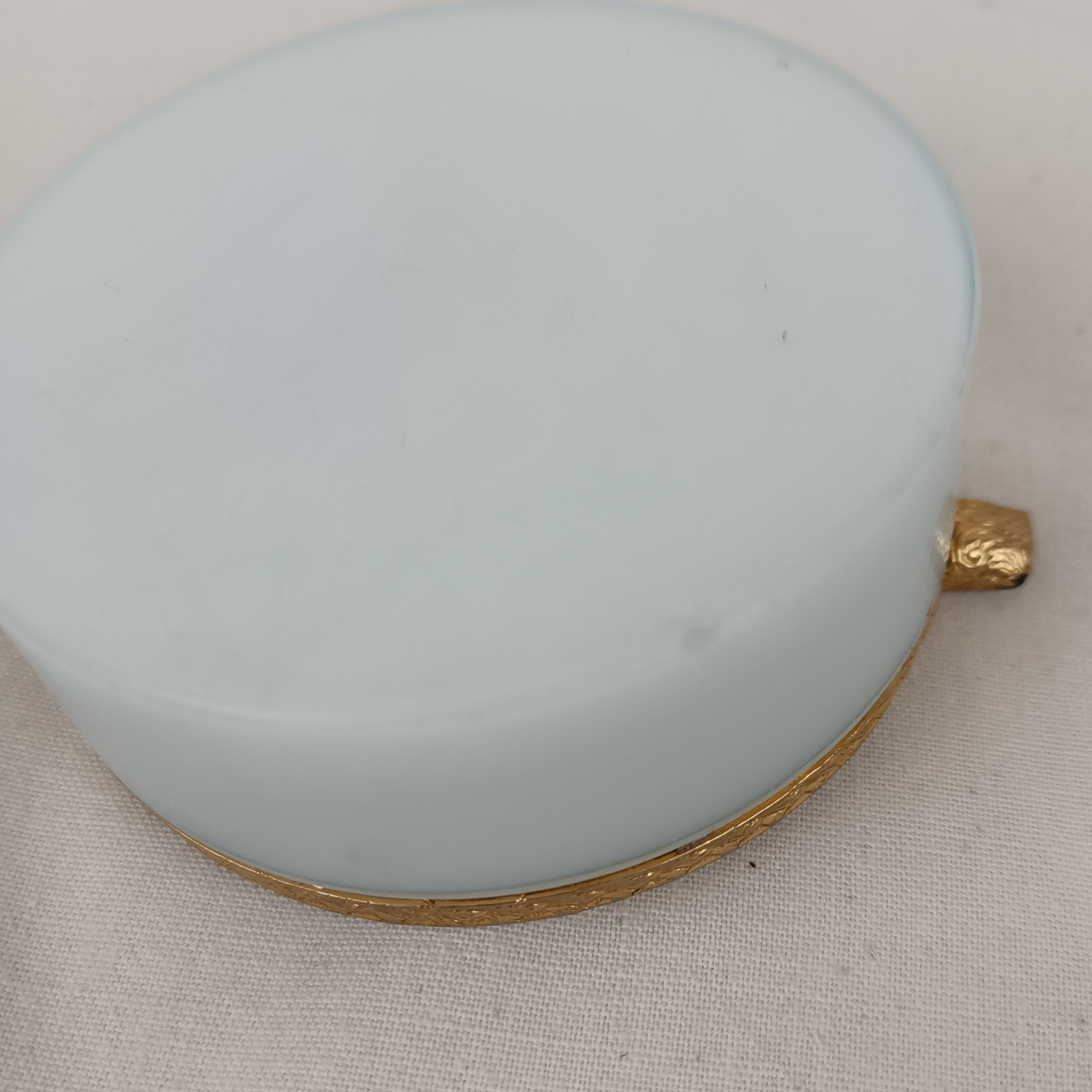 Voir photo 7 de Cendrier en opaline blanche avec bordure en métal doré Cendrier en opaline blanche avec bordure en métal doré État correct reconditionné photo 7