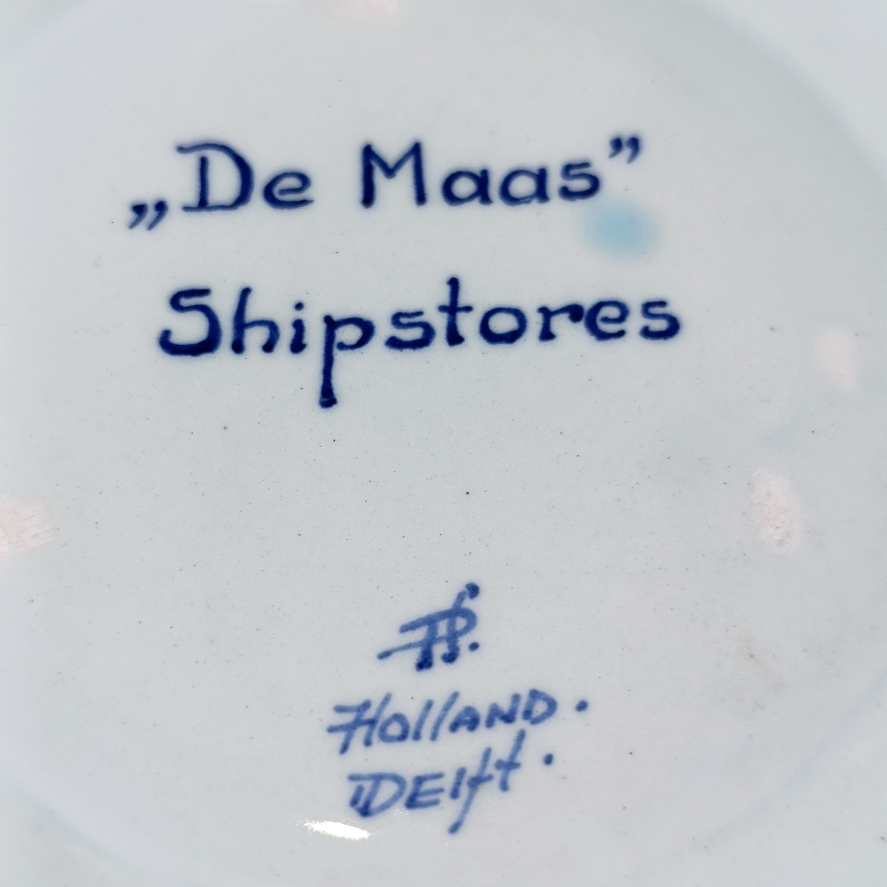 Voir photo 3 de Cendrier en porcelaine bleu et blanc signé Delft Cendrier en porcelaine bleu et blanc signé Delft Très bon état reconditionné photo 3