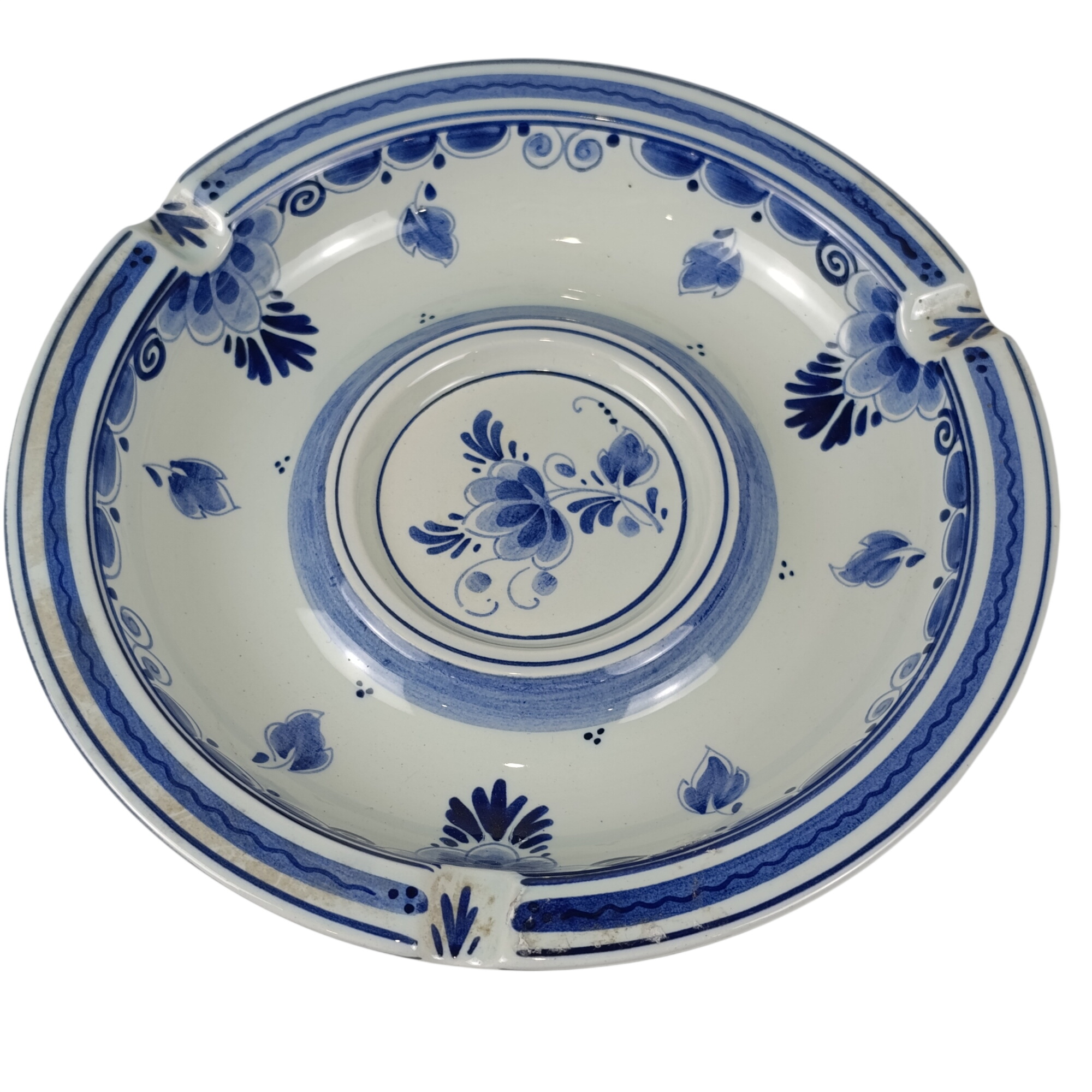 Acheter Cendrier en porcelaine bleu et blanc signé Delft Très bon état - 10,00 € Cendrier en porcelaine bleu et blanc signé Delft Très bon état reconditionné disponible sur Label Emmaüs