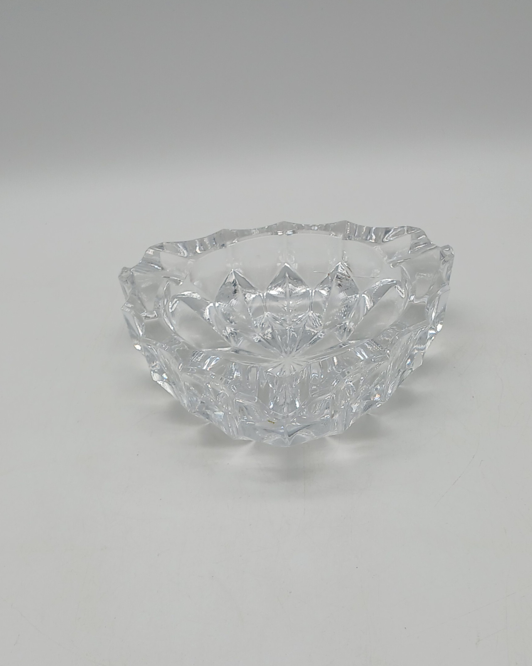 Voir photo 2 de Cendrier en verre cristallin en forme de diamant Cendrier en verre cristallin en forme de diamant Très bon état reconditionné photo 2